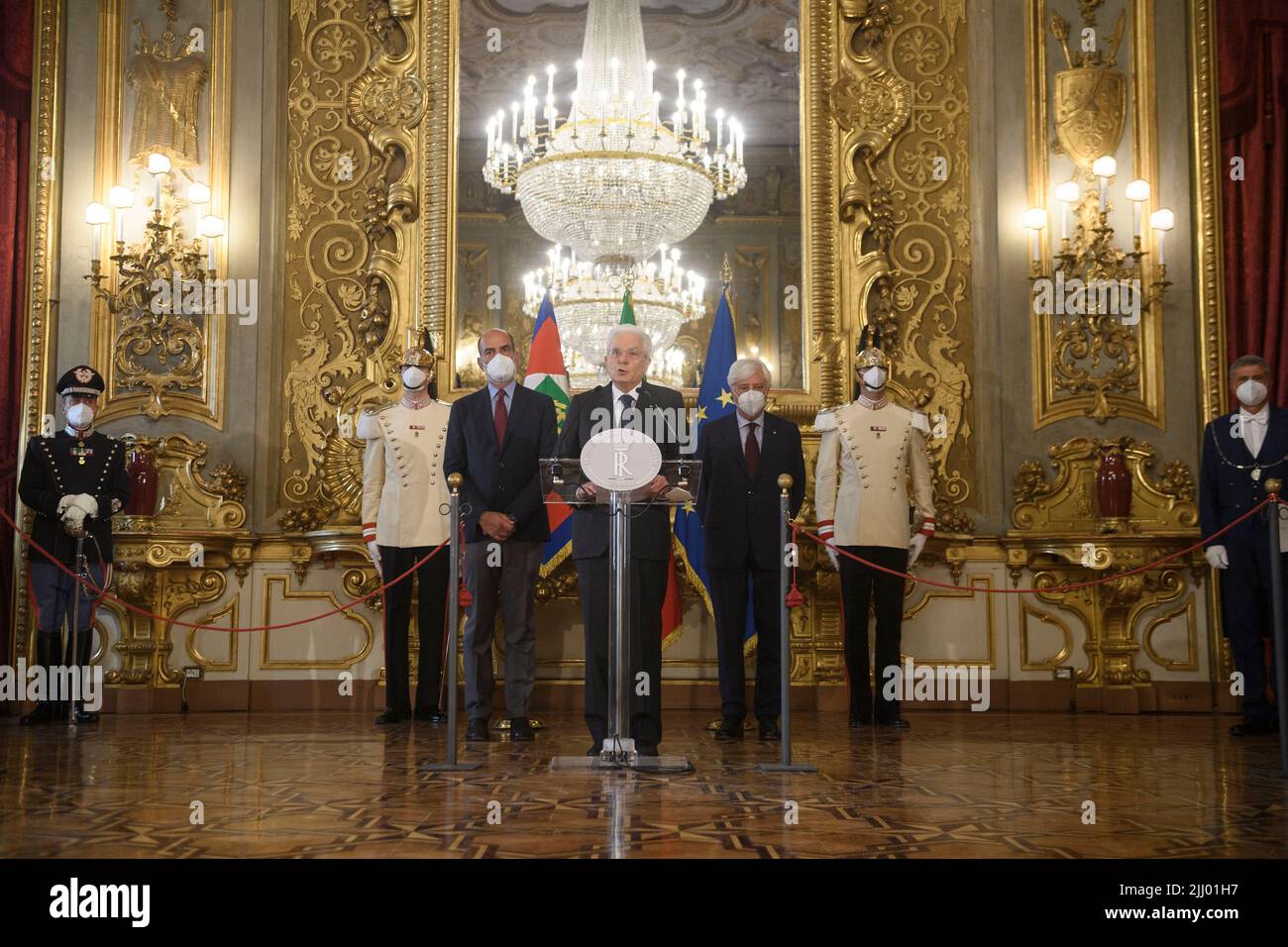 Roma, Italia. 21st luglio 2022. Il Presidente italiano Sergio Mattarella (C) interviene al Palazzo del Quirinale di Roma il 21 luglio 2022. Il presidente italiano Sergio Mattarella giovedì ha sciolto ufficialmente le due camere del parlamento, optando per la procedura costituzionale per lo svolgimento di elezioni anticipate nel paese. Credit: Alberto Lingria/Xinhua/Alamy Live News Foto Stock