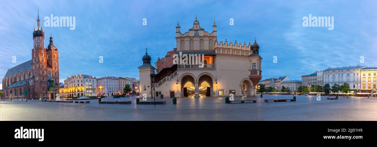 Vista panoramica della Chiesa di Santa Maria, la piazza del mercato e le bancarelle di stoffa all'alba. Cracovia. Polonia. Foto Stock