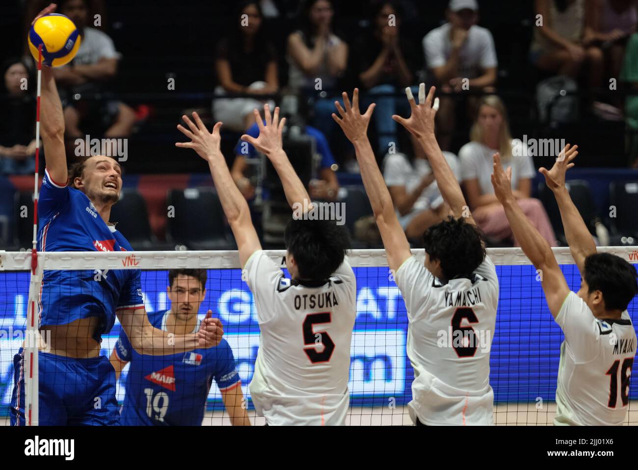 Unipol Arena, Bologna, Italia, 21 luglio 2022, Spike by Barthelemy Chinenyeze (fra) durante il Volleyball Nations League Man - quarto delle finali - Francia vs Giappone - Volleyball Intenationals Foto Stock