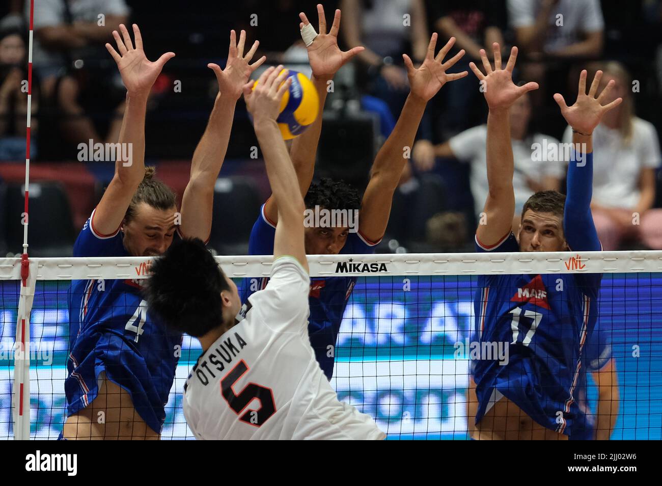 Bologna, Italia. 21st luglio 2022. Bloccare la Francia con Trevor Clevenot (fra) e Barthelemy Chinenyeze (fra) durante il Volley Nations League Man - Quarter of finals - France vs Japan, Volley Intenationals a Bologna, Italy, July 21 2022 Credit: Independent Photo Agency/Alamy Live News Foto Stock