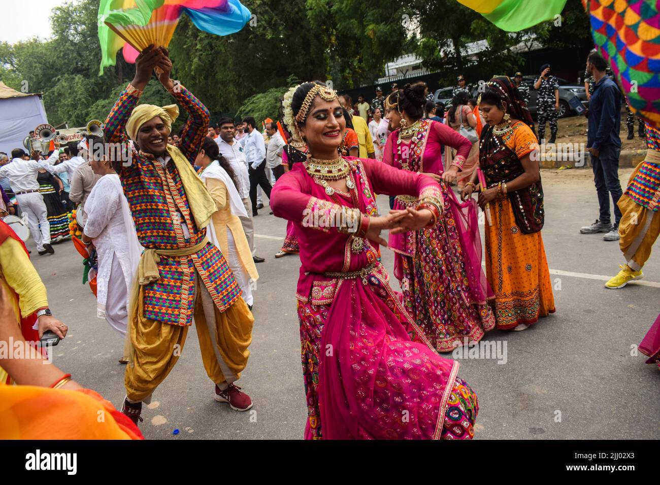 New Delhi, India. 21st luglio 2022. I membri e i sostenitori del Bharatiya Janata Party (BJP) celebrano il candidato presidenziale degli NDA, Draupadi Murmu, guidato durante il conteggio dei voti per il presidente indiano 15th a Nuova Delhi. Draupadi Murmu è stata eletta Presidente dell'India nel 15th dopo aver vinto le elezioni presidenziali. Draupadi Murmu è la prima donna presidente della comunità tribale. (Foto di Kabir Jhangiani/Pacific Press) Credit: Pacific Press Media Production Corp./Alamy Live News Foto Stock