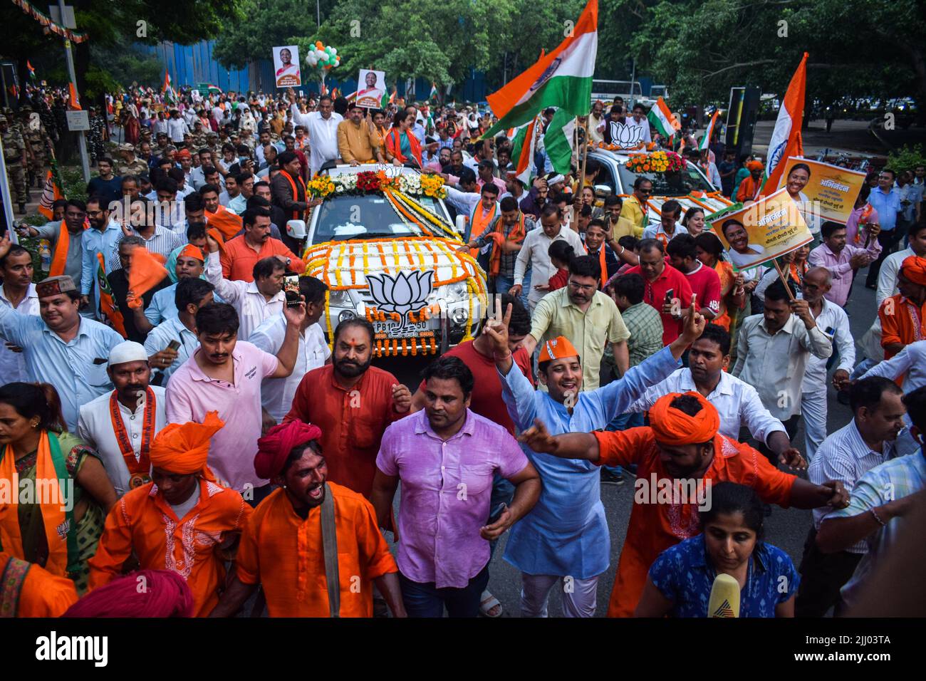 New Delhi, Nuova Delhi, India. 21st luglio 2022. I membri e i sostenitori del Bharatiya Janata Party (BJP) celebrano il candidato presidenziale degli NDA, Draupadi Murmu, guidato durante il conteggio dei voti per il presidente indiano 15th a Nuova Delhi. Draupadi Murmu è stata eletta Presidente dell'India nel 15th dopo aver vinto le elezioni presidenziali. Draupadi Murmu è la prima donna presidente della comunità tribale. (Credit Image: © Kabir Jhangiani/Pacific Press via ZUMA Press Wire) Foto Stock