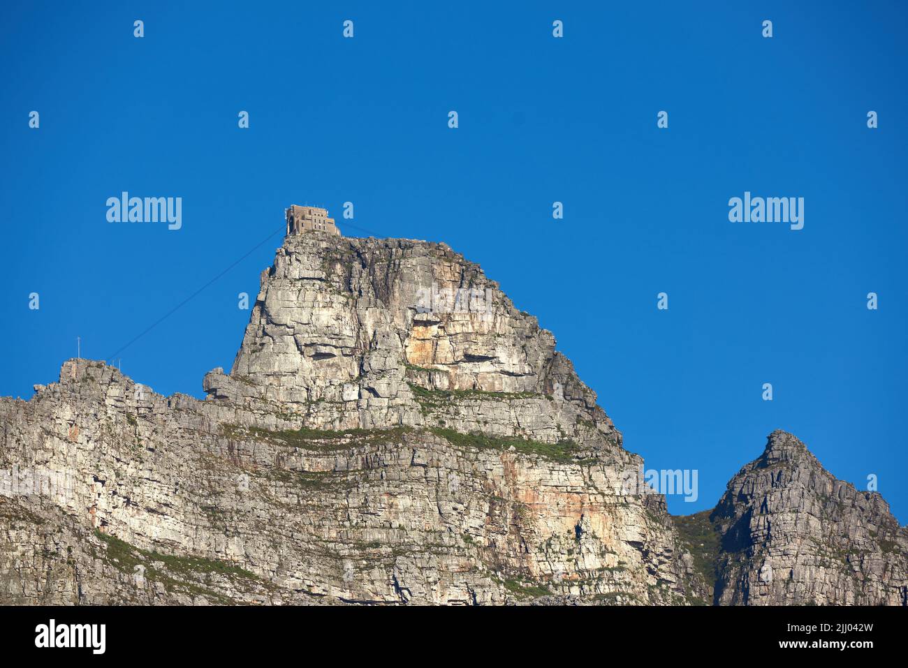 Una stazione di funivia per il trasporto di turisti fino Table Mountain, Città del Capo per vedere la natura. Angolo basso di terreno accidentato, roccioso o pericoloso in Foto Stock