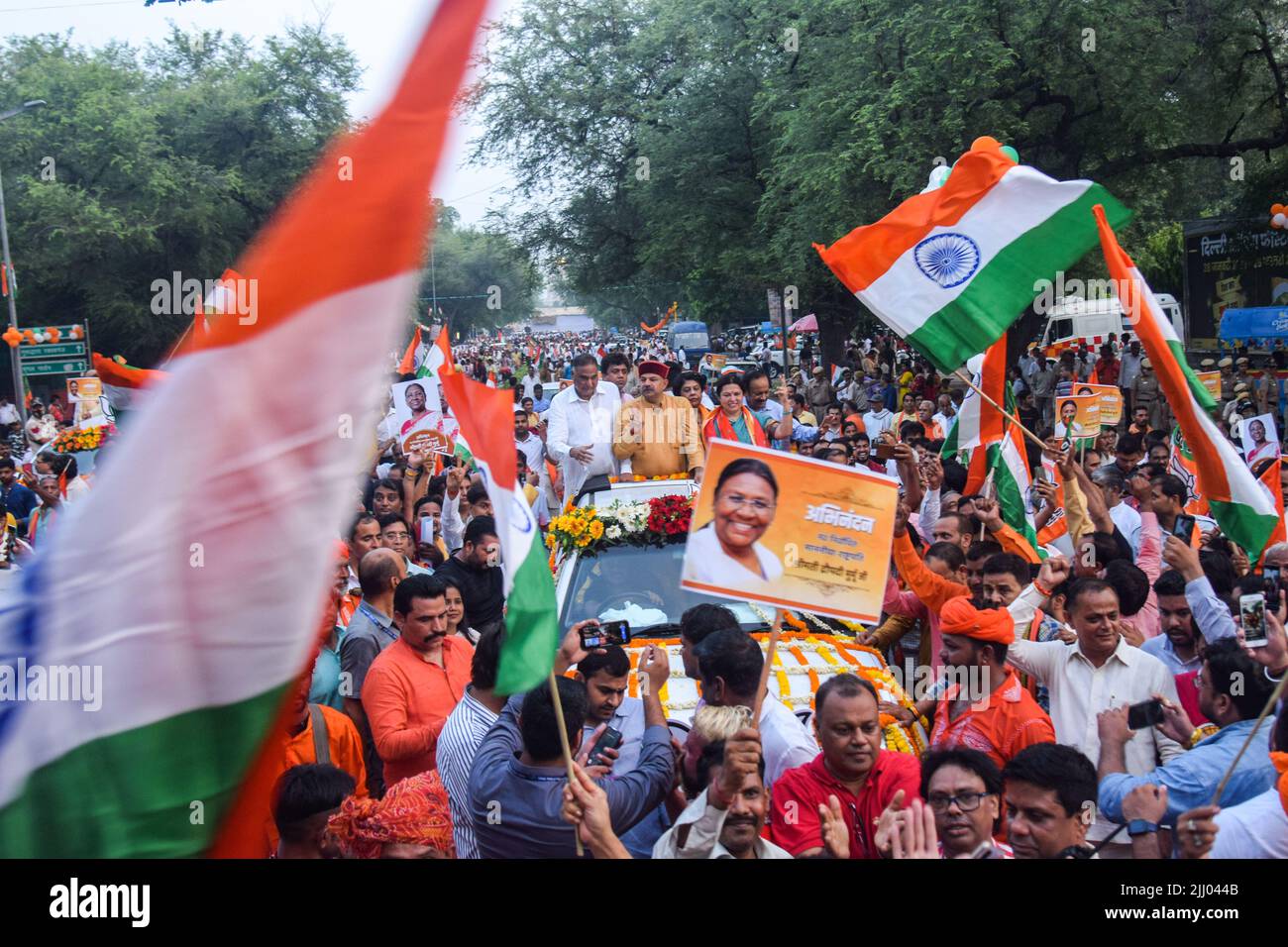 New Delhi, Nuova Delhi, India. 21st luglio 2022. I membri e i sostenitori del Bharatiya Janata Party (BJP) celebrano il candidato presidenziale degli NDA, Draupadi Murmu, guidato durante il conteggio dei voti per il presidente indiano 15th a Nuova Delhi. Draupadi Murmu è stata eletta Presidente dell'India nel 15th dopo aver vinto le elezioni presidenziali. Draupadi Murmu è la prima donna presidente della comunità tribale. (Credit Image: © Kabir Jhangiani/Pacific Press via ZUMA Press Wire) Foto Stock