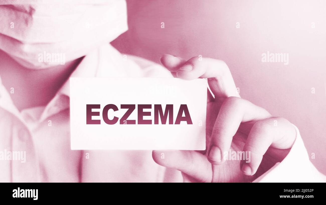 Medico che tiene una carta con Eczema, concetto medico Foto Stock