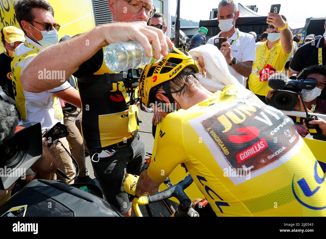 Il danese Jonas Vingegaard di Jumbo-Visma è stato raffigurato dopo la tappa 18 della gara ciclistica Tour de France, da Lourdes ad Hautacam (143km), Francia, giovedì 21 luglio 2022. Il Tour de France di quest'anno si svolge dal 01 al 24 luglio 2022. BELGA PHOTO POOL COR VOS / TIM VAN WICHELEN - UK OUT Foto Stock