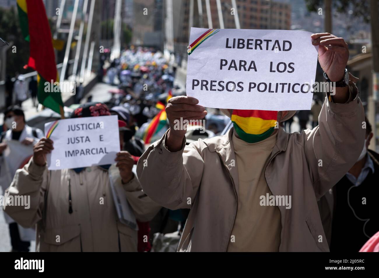 La Paz, Bolivia. 21st luglio 2022. "Libertà per i prigionieri politici", legge la nota di un dimostratore durante una protesta contro il governo per presunta persecuzione politica. Credit: Radoslaw Czajkowski/dpa/Alamy Live News Foto Stock