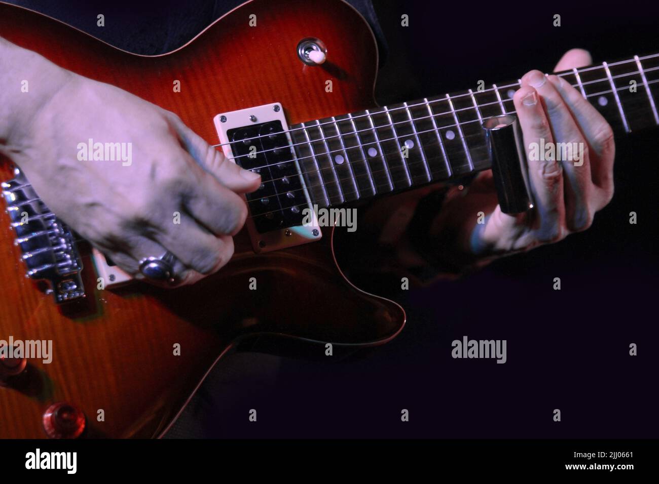 L'Iowa Blues Expo di Heath Alan si esibisce il 15 febbraio 2020 al Winter Blues Fest di Des Moines, Iowa. Foto Stock