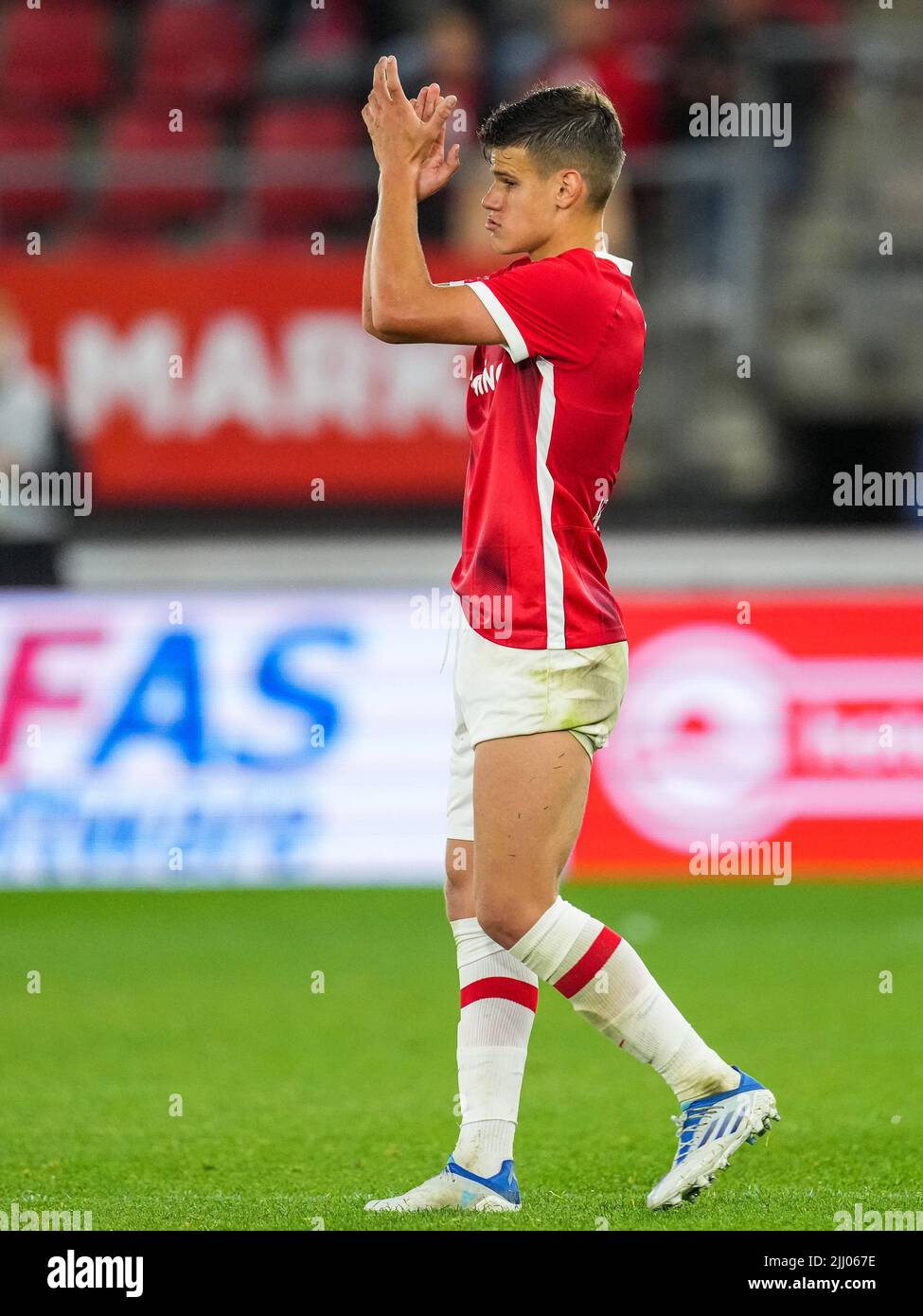 ALKMAAR - Milos Kerkez di AZ Alkmaar durante il secondo caldo della partita della Conference League tra AZ e FK Tuzla City allo stadio AFAS il 21 luglio 2022 ad Alkmaar, Olanda. ANP ED DEL POL Foto Stock