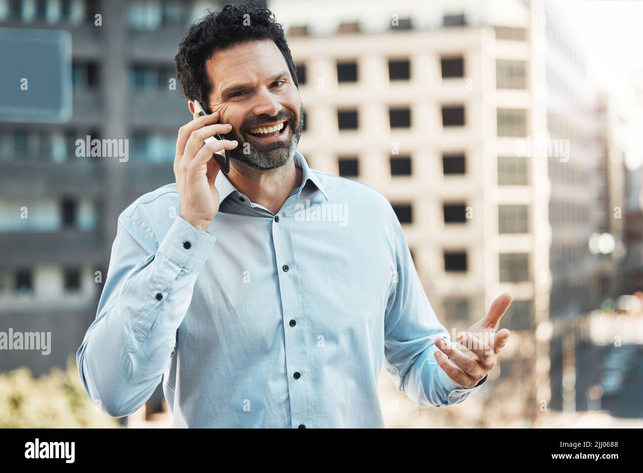 Che cosa posso dire, im il la cosa migliore. Un uomo d'affari maturo bello levarsi in piedi da solo fuori e usando il suo cellulare. Foto Stock