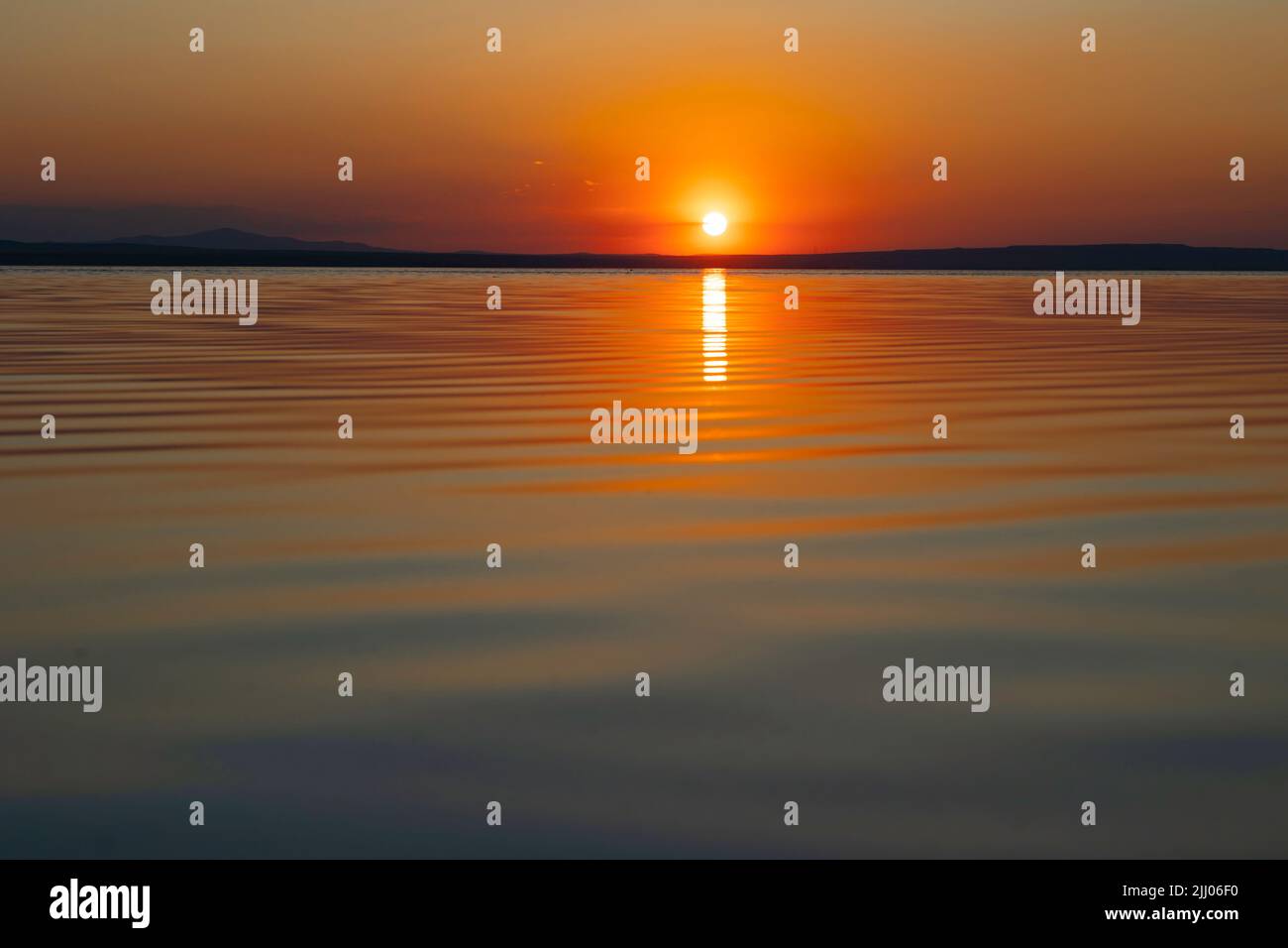 tramonto sul lago ondulato. Foto di sfondo al tramonto o all'alba. Ispirazione o citazione o natura o ambiente concept foto. Foto Stock