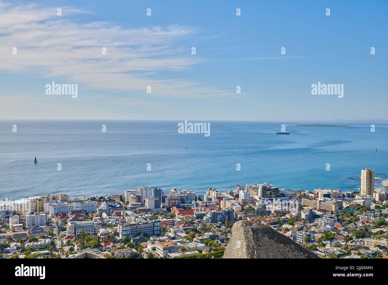 Panorama di Città del Capo, sudafricano in mattinata luminosa con spazio copia. Aria fresca all'aperto con vista oceano e paesaggio urbano di una città trafficata in Western Cape Foto Stock