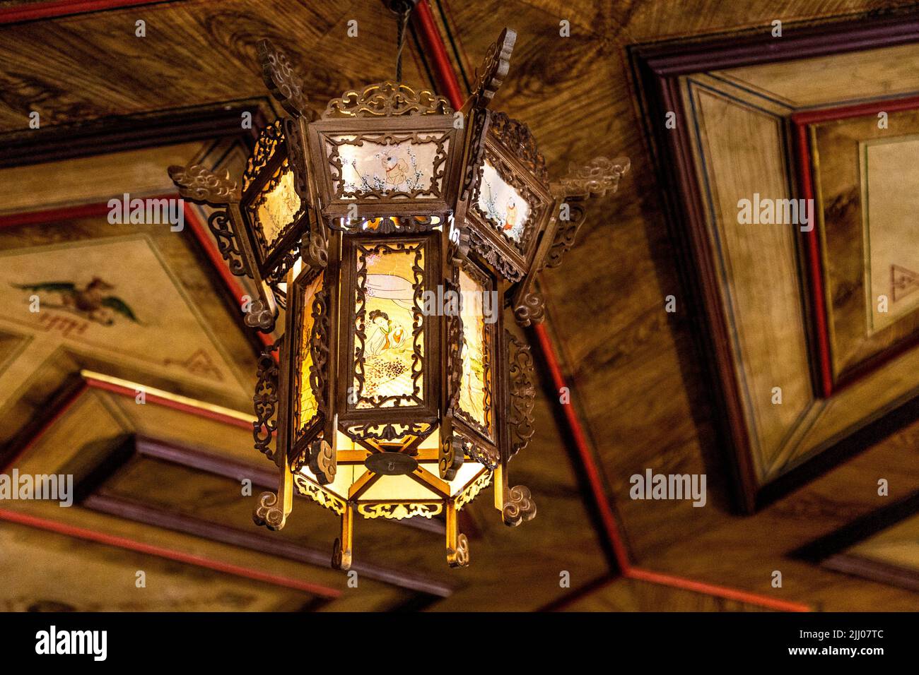 Lanterna a soffitto in stile orientale all'interno della Sala Cinese al Palazzo reale barocco Wilanow del 17th secolo, Varsavia, Polonia Foto Stock