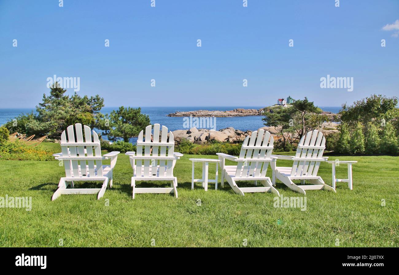 Sedie Adirondack con vista Nubble Light, Maine, USA Foto Stock