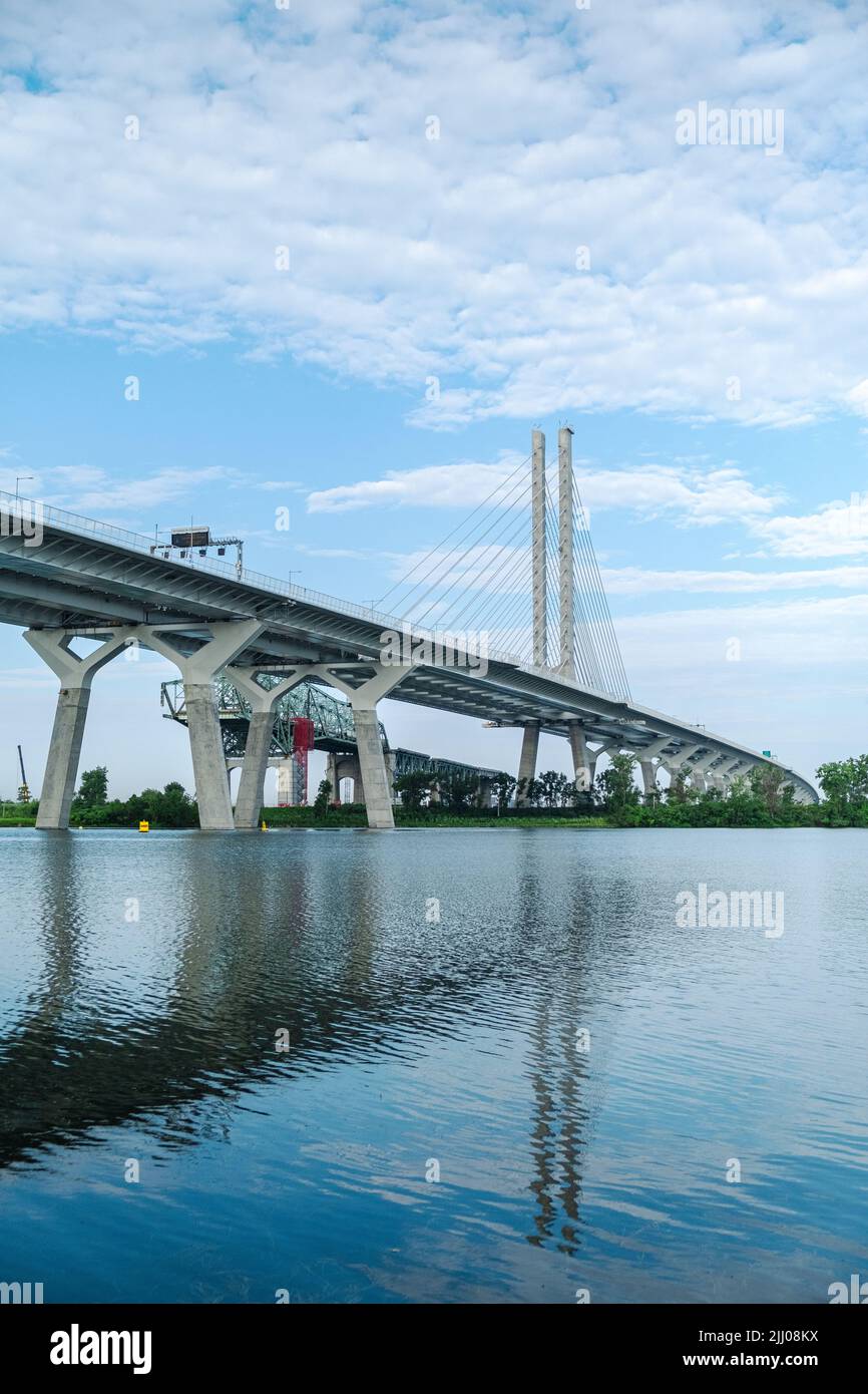 Vecchio e nuovo. Il ponte Champlain smantellato è giustapposto al suo successore. Foto Stock