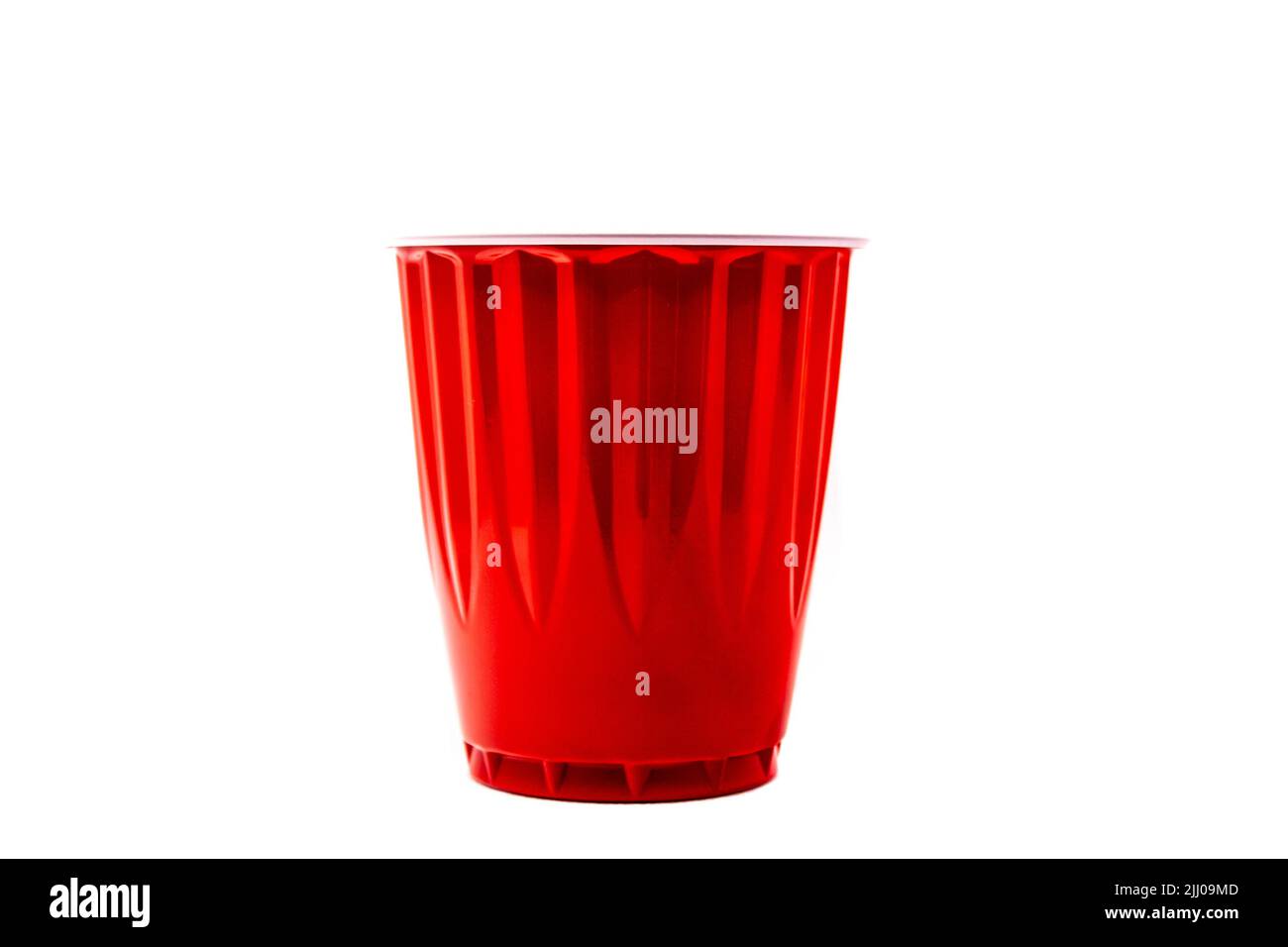 Una tazza di plastica rossa isolata su sfondo bianco Foto Stock