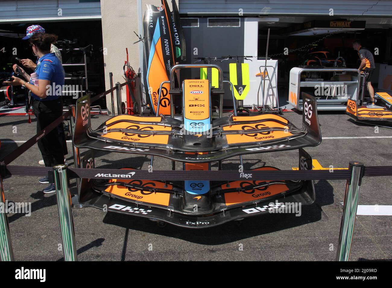 luglio 21 2022 le Castellet, Francia - F1 2022 GP di Francia - giorno di preparazione - McLaren MCL36 dettaglio meccanico ala anteriore Foto Stock