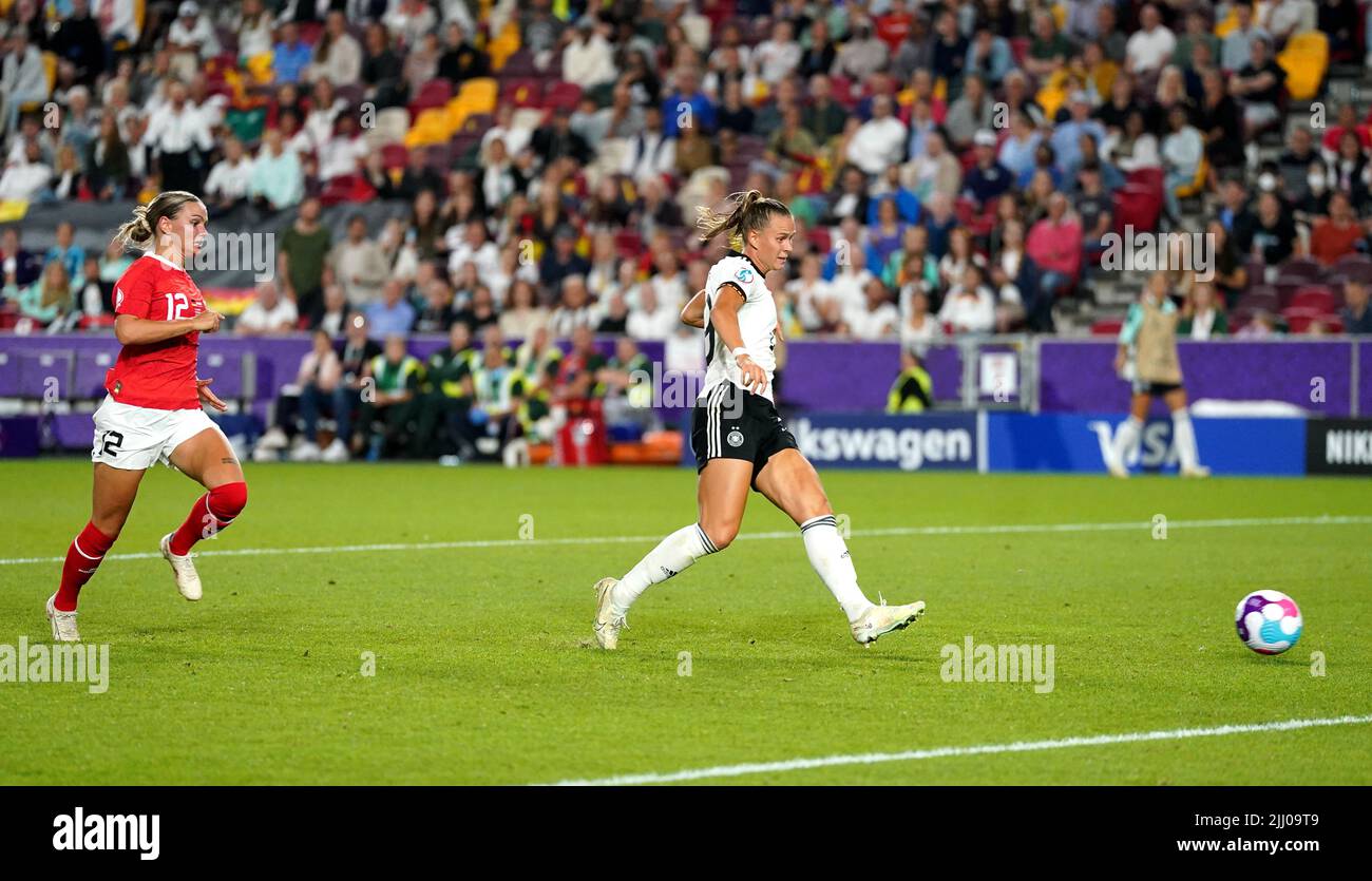 Klara Buhl, Germania, perde una chance di gol durante la gara di quadriminultima UEFA Women's Euro 2022 al Brentford Community Stadium di Londra. Data foto: Giovedì 21 luglio 2022. Foto Stock