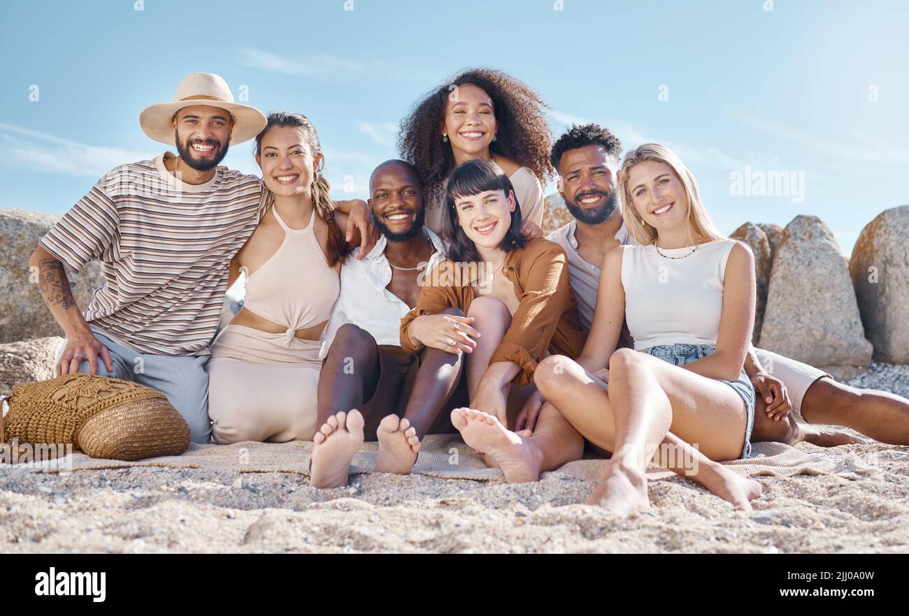Un gruppo di amici che si divertono insieme in spiaggia. Foto Stock