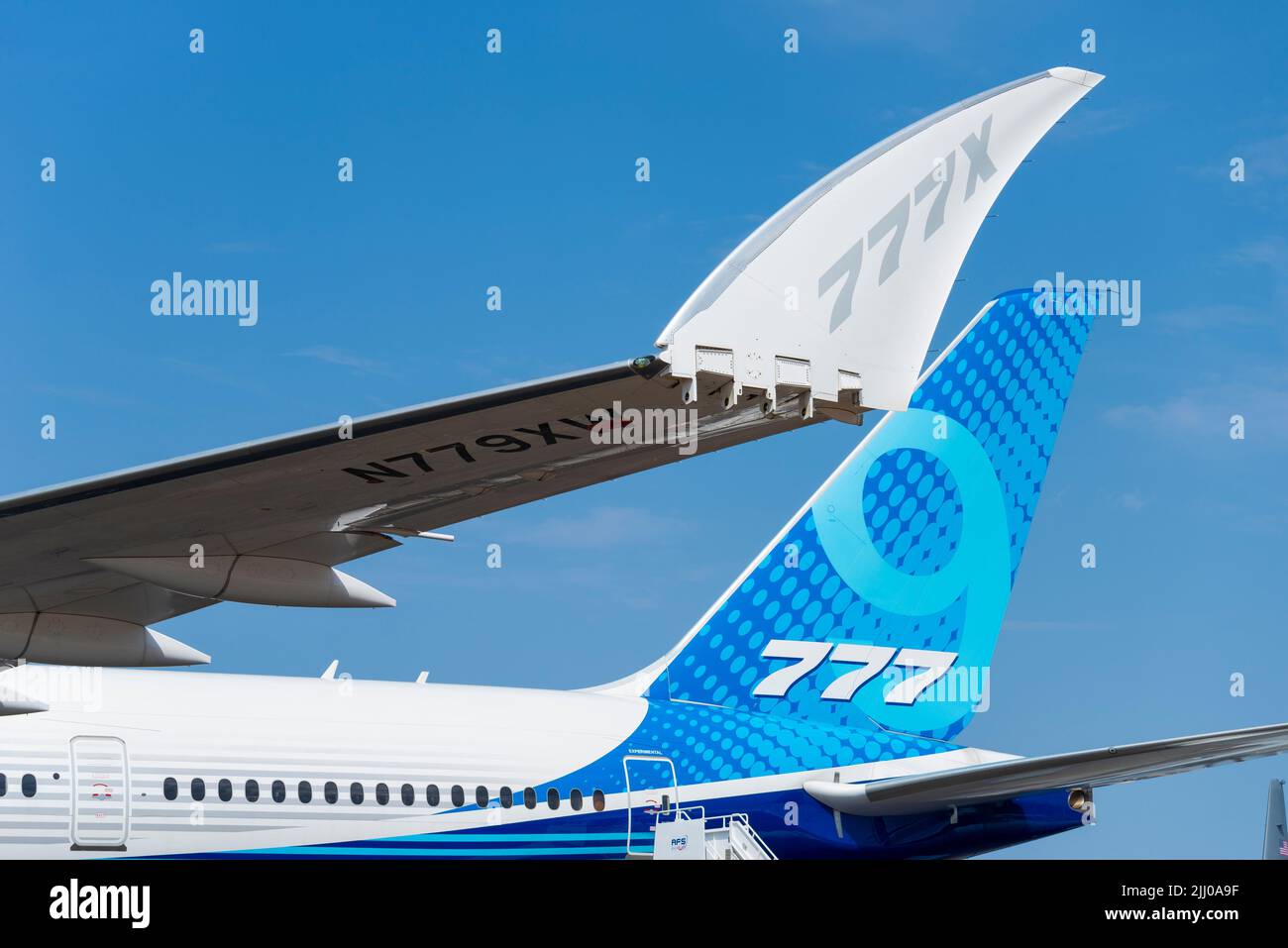 Boeing 777-9, noto anche come 777X, aereo aereo di linea a reazione di Farnborough International Airshow 2022. Dettaglio del logo pieghevole con punta ad ali e coda Foto Stock Boeing 777-9, noto anche come 777X, aereo aereo di linea a reazione di Farnborough International Airshow 2022. Dettaglio del logo pieghevole con punta ad ali e coda Foto Stock