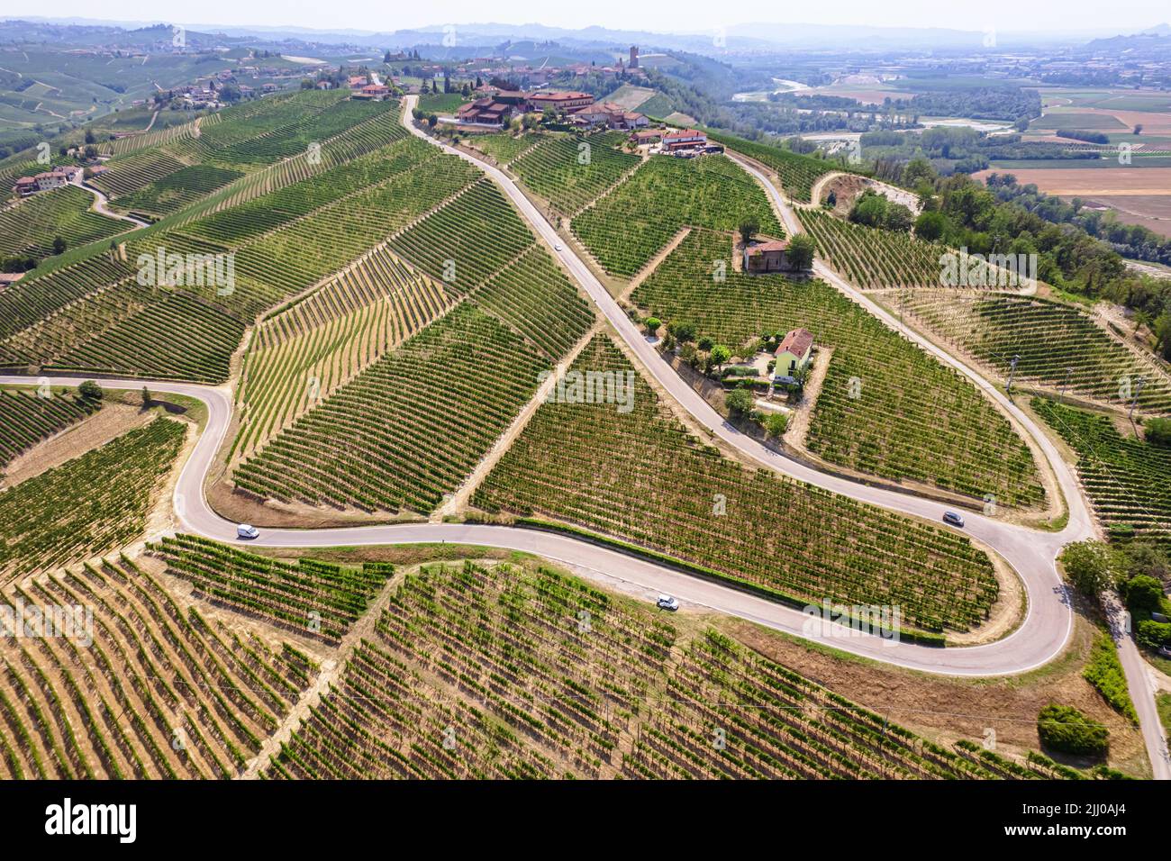 Panoramica aerea della strada Romantica delle Langhe e del Roero tra paesaggi infiniti di vigneti. Piemonte Italia Foto Stock