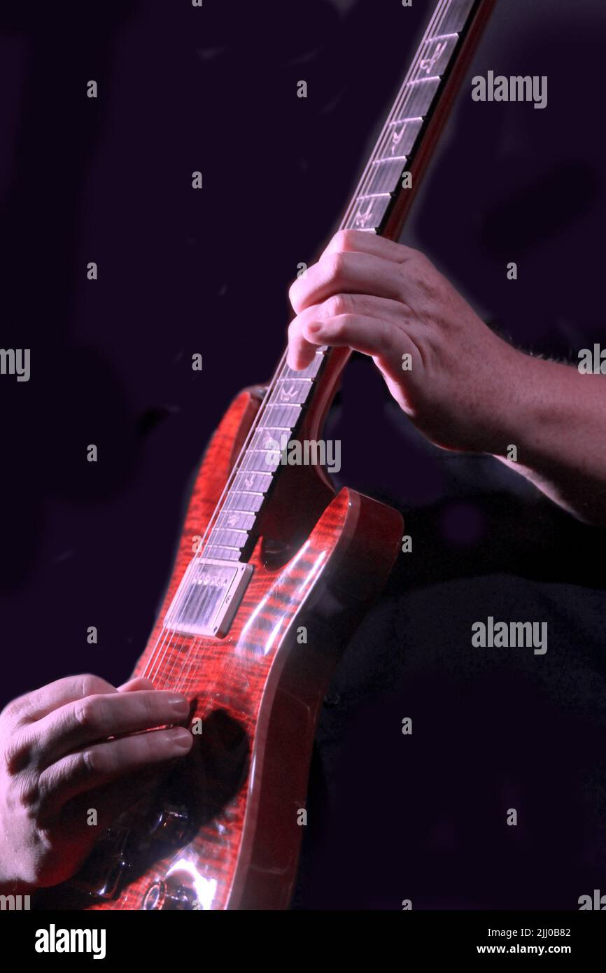 Un musicista suona una chitarra elettrica. Foto Stock