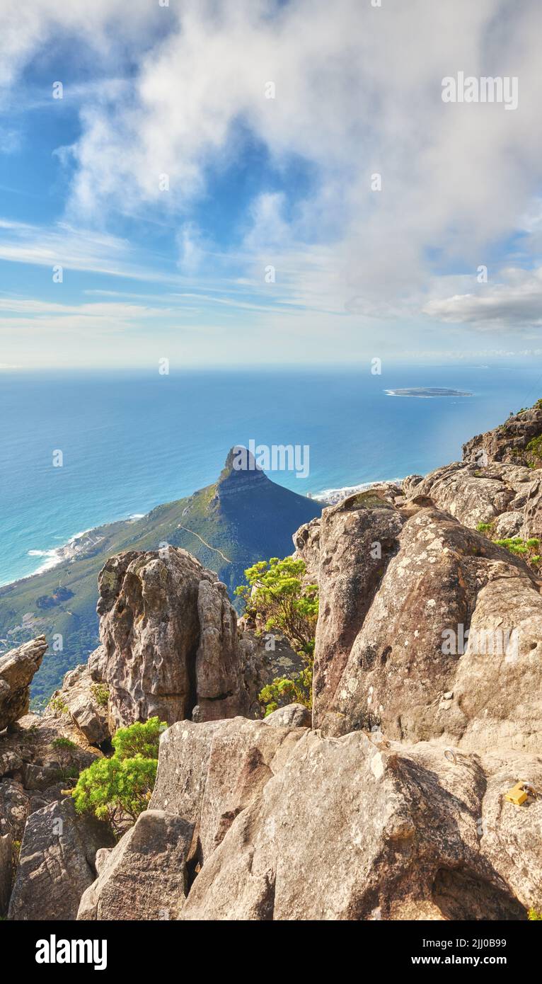 Vista aerea di Table Mountain in Sud Africa in una giornata di sole con spazio copia. Mattinata tranquilla con vista sull'oceano blu e sul Capo Lions Foto Stock