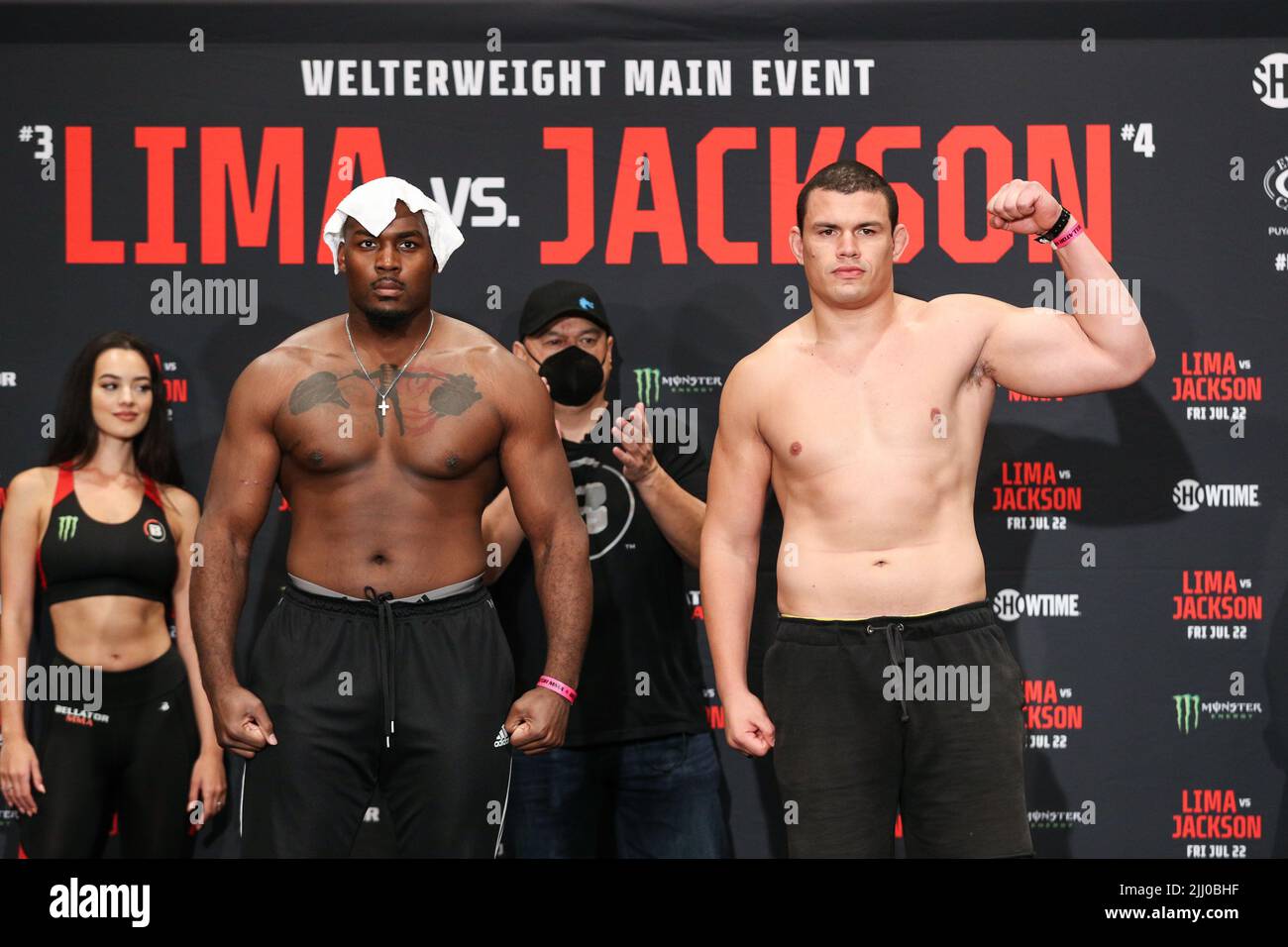 Marcelo Golm si affaccia contro Davion Franklin al Weigh-in cerimoniale per Bellator 283 all'Emerald Queen Casino di Fife, Washington Giovedi Foto Stock