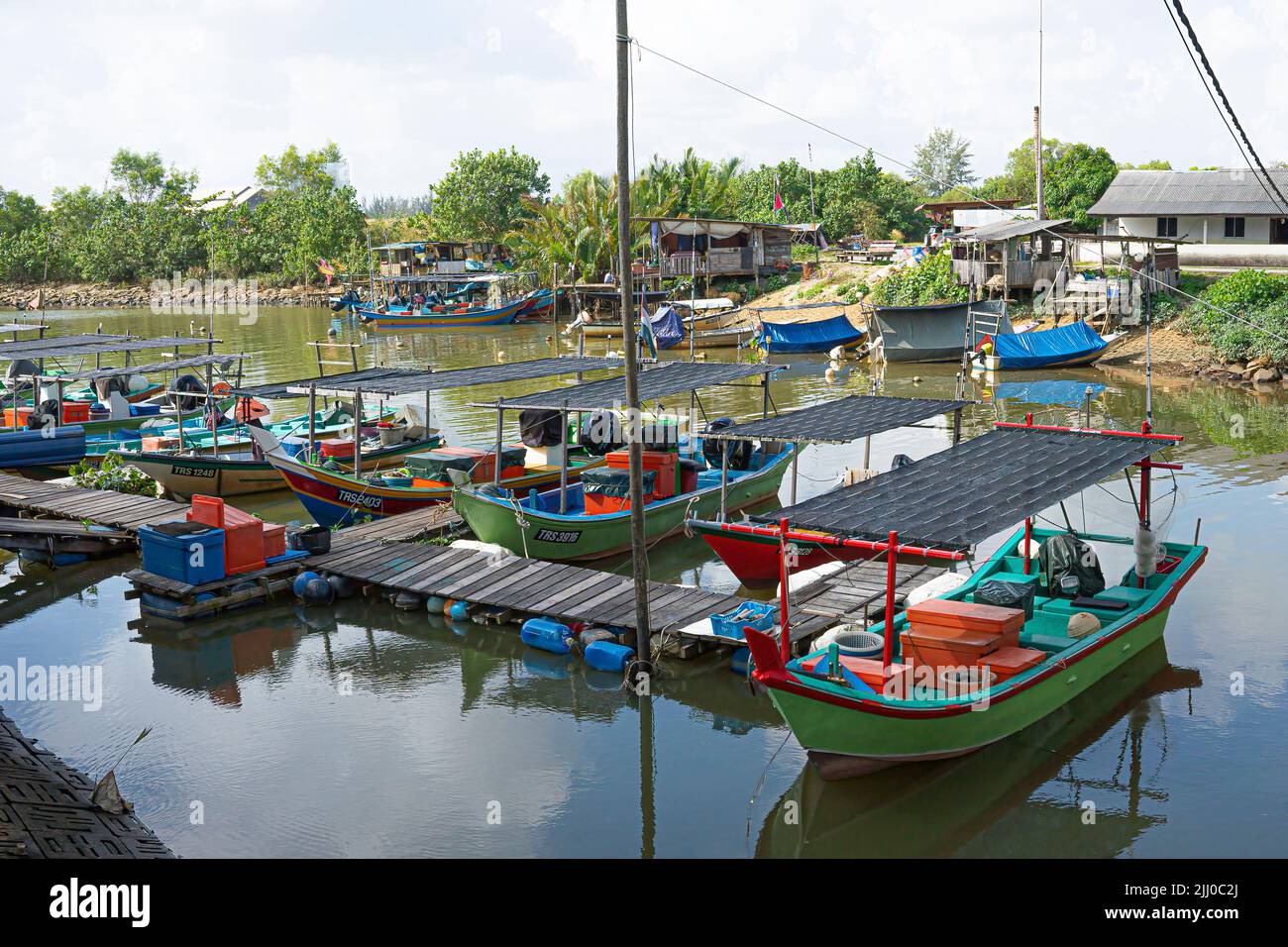 Terengganu, Malesia: 16 gennaio 2022 - alcune barche da pesca ormeggiate sulla riva del fiume nella costa orientale malese Foto Stock