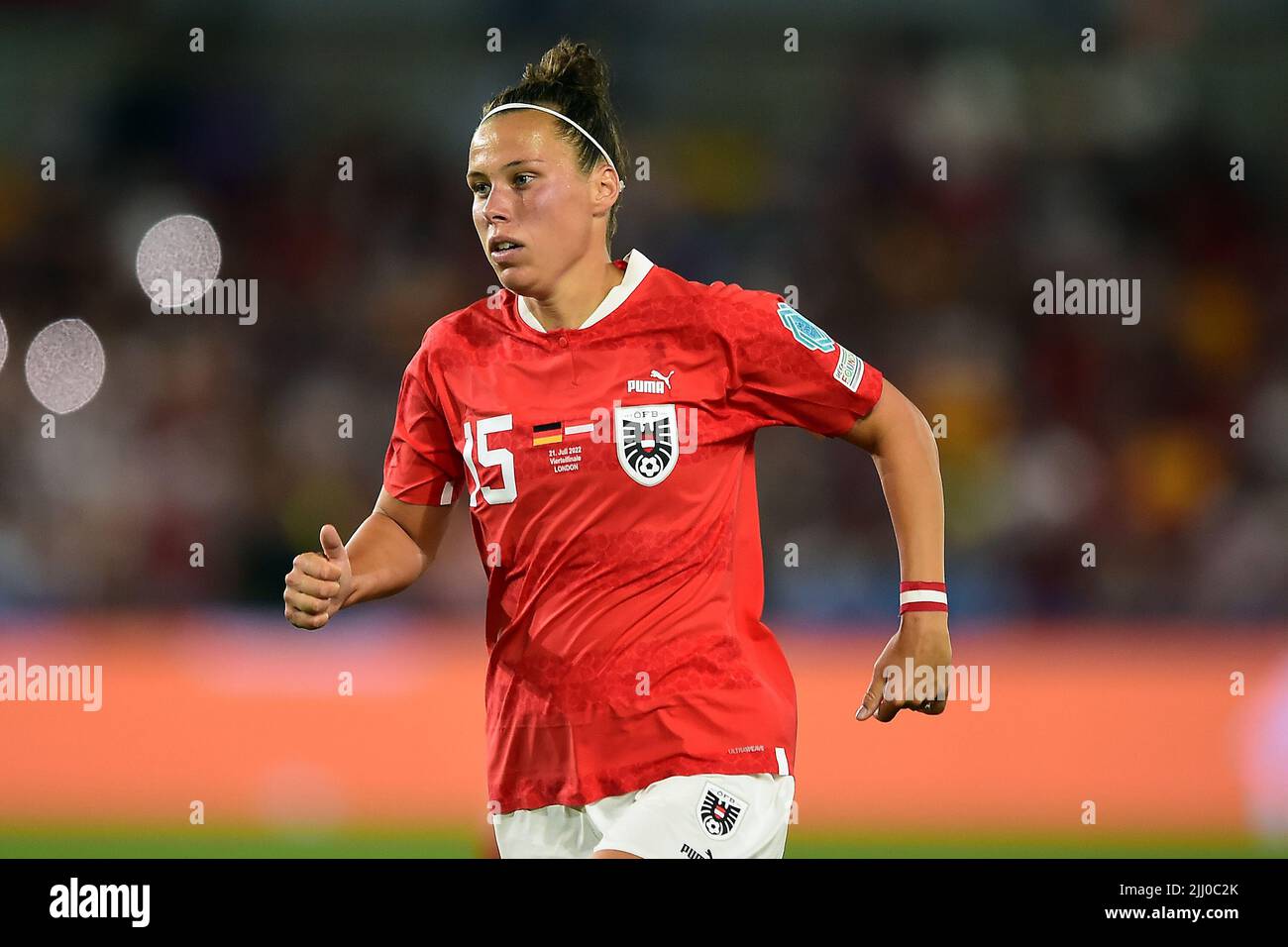 Londra, Regno Unito. 21st luglio 2022. Nicole Billa d'Austria Donna guarda su. UEFA Women's Euro England 2022, quarto di finale, Germania Women / Austria Women al Brentford Community Stadium di Londra giovedì 21st luglio 2022. Questa immagine può essere utilizzata solo a fini editoriali. Solo per uso editoriale, licenza richiesta per uso commerciale. Nessun uso in scommesse, giochi o un singolo club/campionato/player pubblicazioni. pic di Steffan Bowen/Andrew Orchard sport fotografia/Alamy Live news credito: Andrew Orchard sport fotografia/Alamy Live News Foto Stock