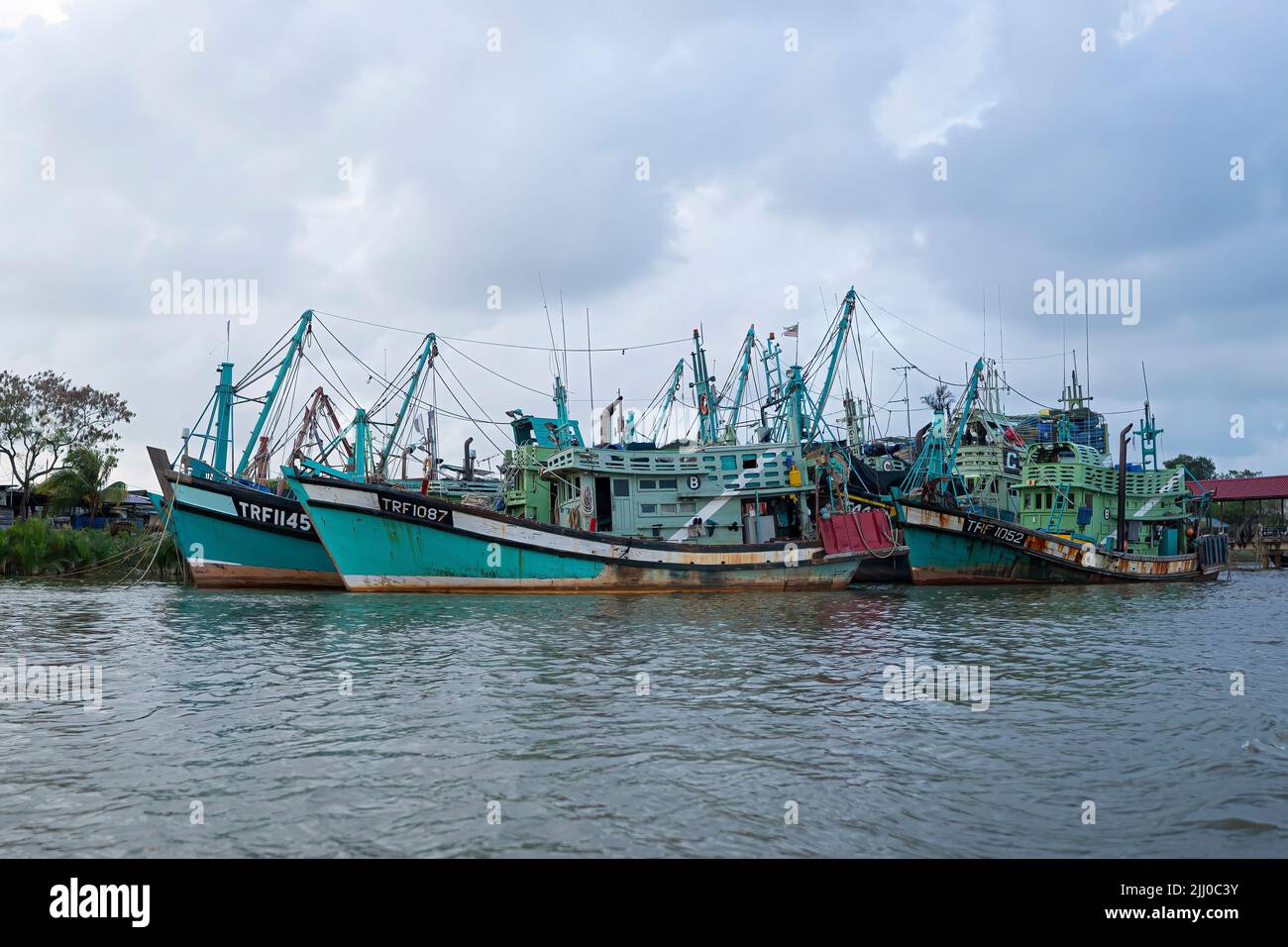 Terengganu, Malesia: 16 gennaio 2022 - alcune barche da pesca ormeggiate sulla riva del fiume nella costa orientale malese Foto Stock