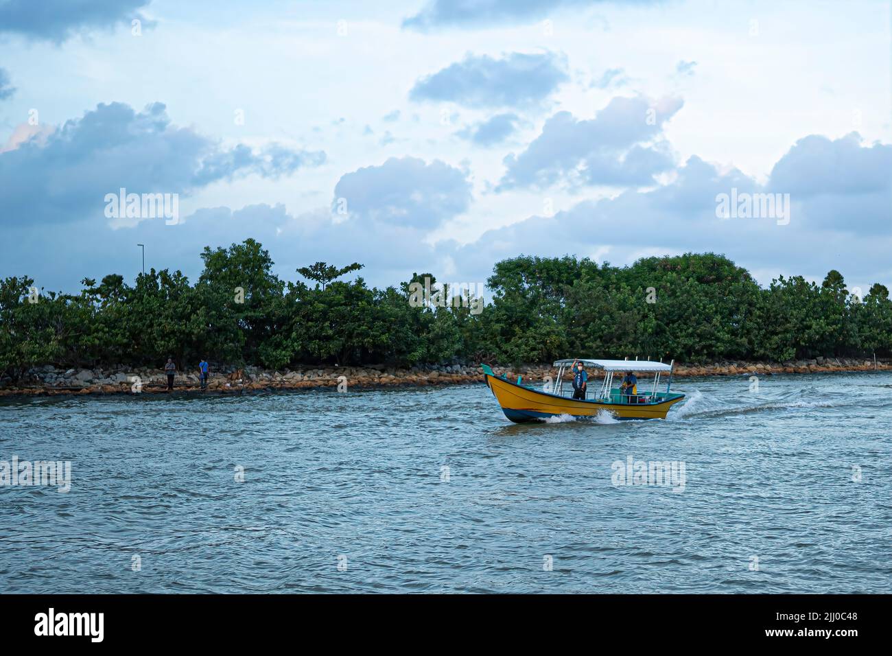 Terengganu, Malesia: 17 gennaio 2022 - piccolo motoscafo che si sposta lungo il fiume nello stato della costa orientale della Malesia. Foto Stock