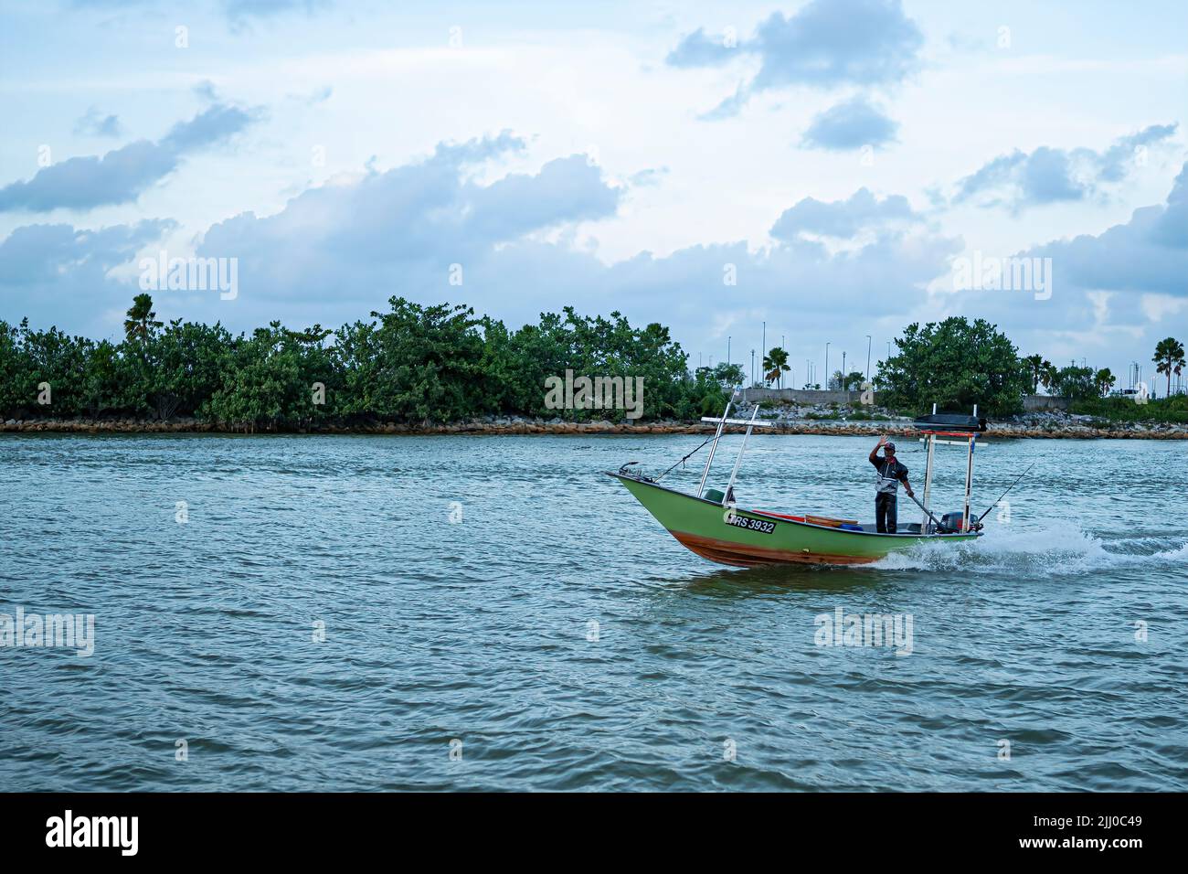Terengganu, Malesia: 17 gennaio 2022 - piccolo motoscafo che si sposta lungo il fiume nello stato della costa orientale della Malesia. Foto Stock