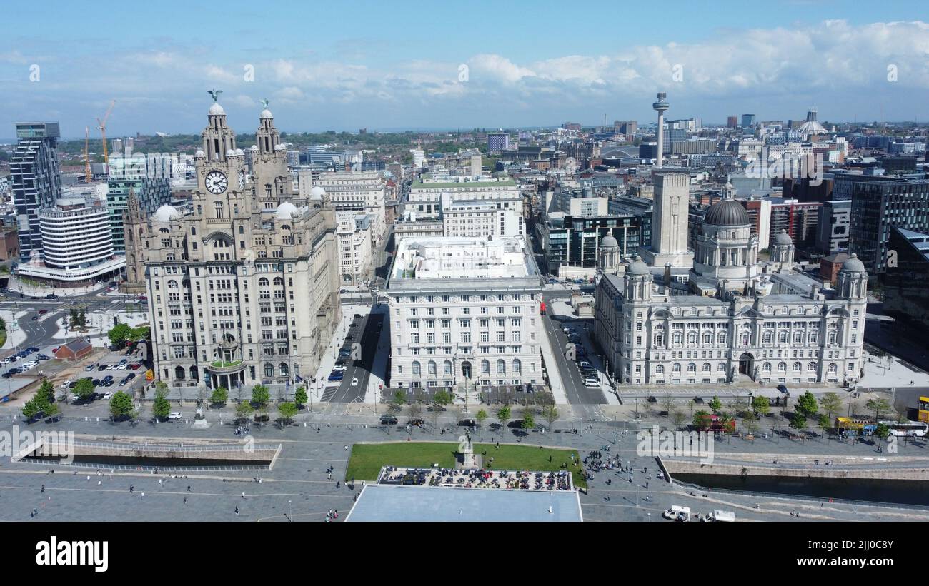 Un'immagine aerea del Pierhead di Liverpool che mostra il Liver Building, il Cunard Building e il Porto di Liverpool. Foto Stock