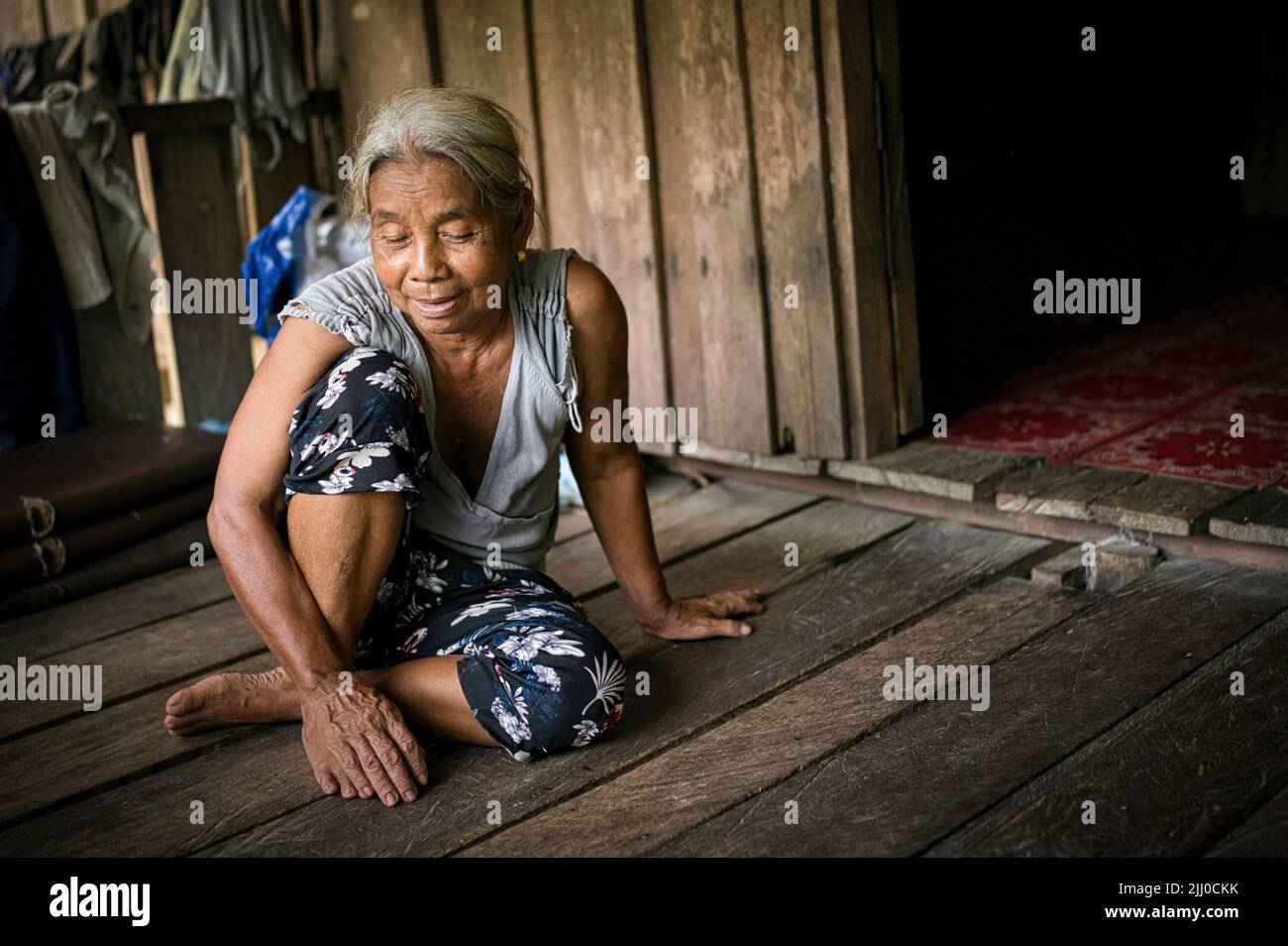 Chini, Malesia: 19 aprile 2022 - primo piano di una sola donna indigena seduta sul legno Foto Stock