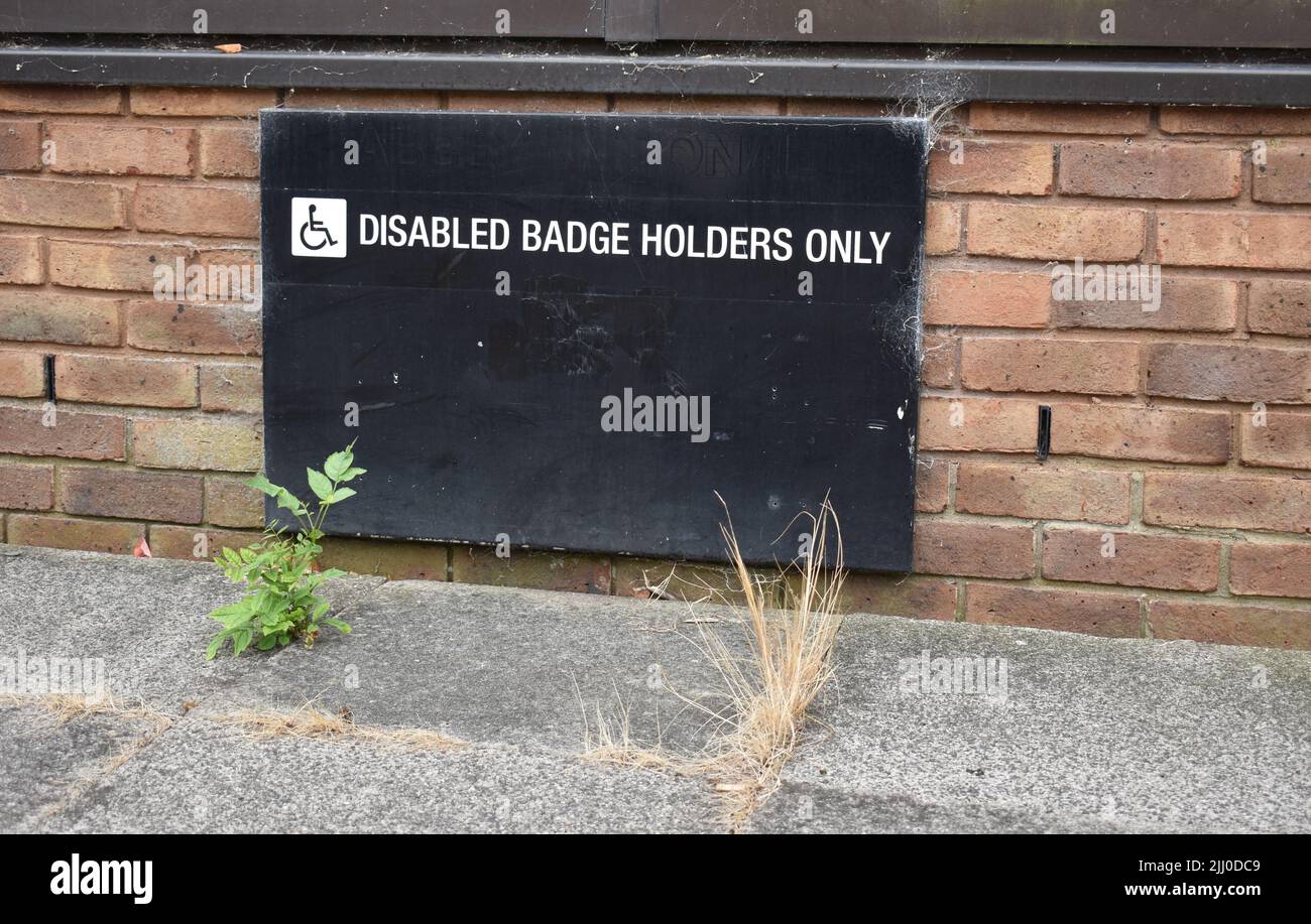 Accedi a un'auto par: "Solo titolari di badge disabili". Foto Stock