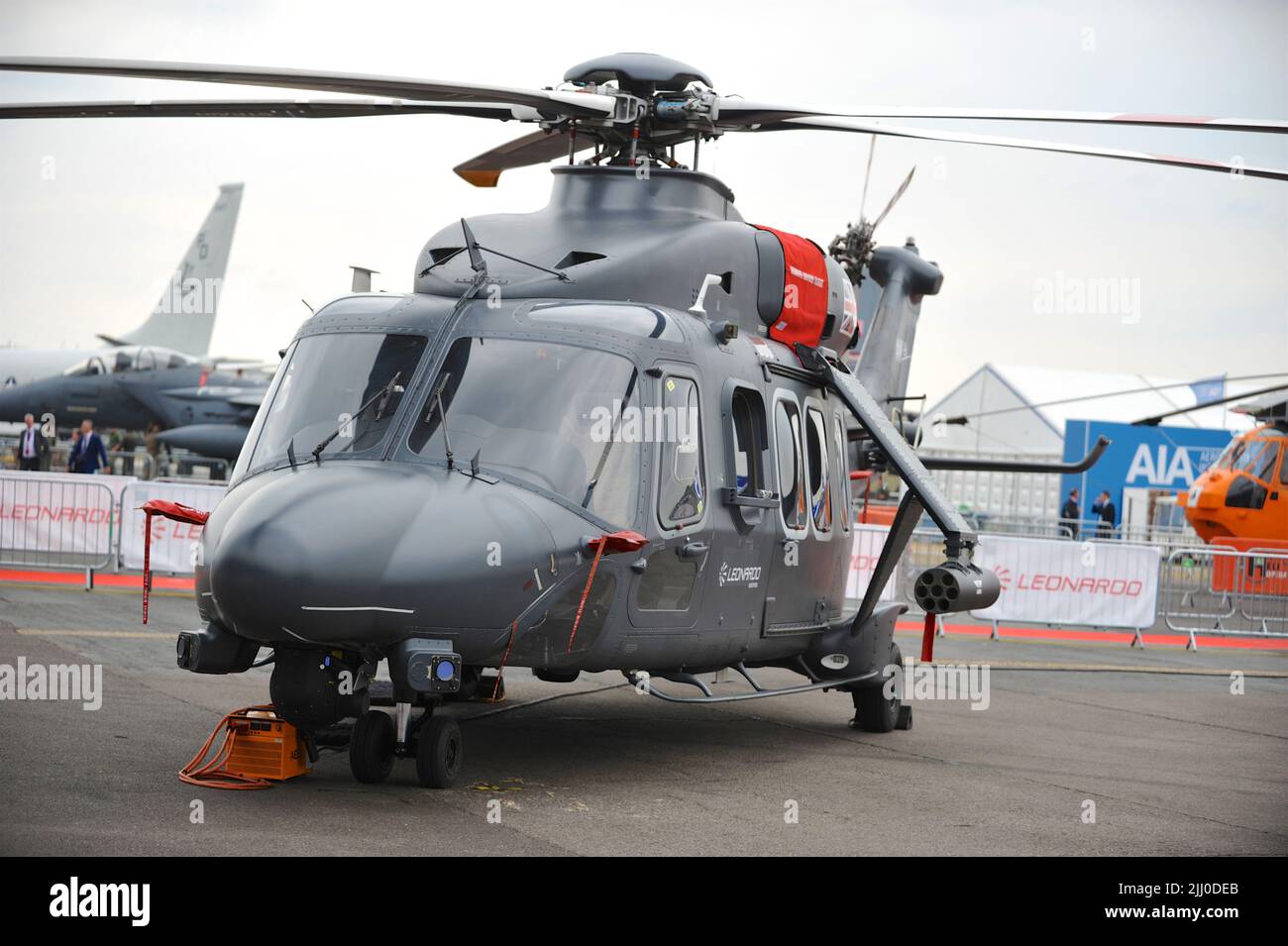 Un elicottero Leonardo AW169 in mostra il quarto giorno del Farnborough International Airshow (FIA) che si svolge a Farnborough, Hampshire, Regno Unito. L'esposizione aerea, una vetrina biennale per il settore dell'aviazione, è il più grande del suo genere e attrae acquirenti civili e militari da tutto il mondo. I visitatori commerciali sono normalmente oltre 100.000 persone. Il lato commerciale dello spettacolo è seguito da un fine settimana di esposizioni aeree rivolte al pubblico. Una grande quantità di affari è fatto alla fiera e l'ultima mostra nel 2018 ha visto US $ 192 miliardi di affari organizzati. Foto Stock