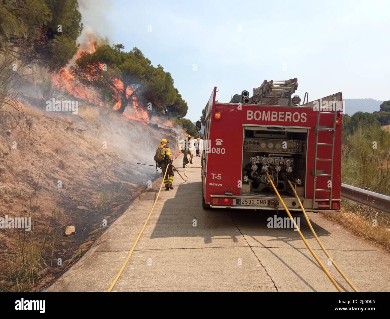 (220721) -- CEBREROS (SPAGNA), 21 luglio 2022 (Xinhua) -- i pompieri lavorano nei pressi di un incendio a Cebreros, Castilla y Leon, Spagna, il 21 luglio 2022. In Spagna, l'ondata di caldo ha portato il rischio di incendi boschivi a livelli 'estremi' e 'molto alti' in quasi tutte le parti del paese. La Spagna ha subito oltre 250 incendi boschivi nel 2022, che hanno bruciato oltre 90.000 ettari di terreno, superando le perdite registrate nel 2021. (Junta de Castilla y Leon/Handout via Xinhua) Foto Stock
