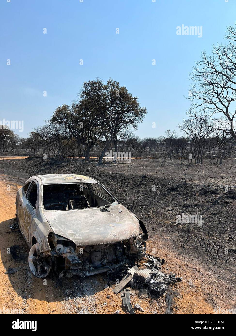 (220721) -- LOSACIO (SPAGNA), 21 luglio 2022 (Xinhua) -- Foto scattata il 21 luglio 2022 mostra un veicolo bruciato in un incendio selvaggio a Losacio, Castilla y Leon, Spagna. In Spagna, l'ondata di caldo ha portato il rischio di incendi boschivi a livelli 'estremi' e 'molto alti' in quasi tutte le parti del paese. La Spagna ha subito oltre 250 incendi boschivi nel 2022, che hanno bruciato oltre 90.000 ettari di terreno, superando le perdite registrate nel 2021. (Junta de Castilla y Leon/Handout via Xinhua) Foto Stock