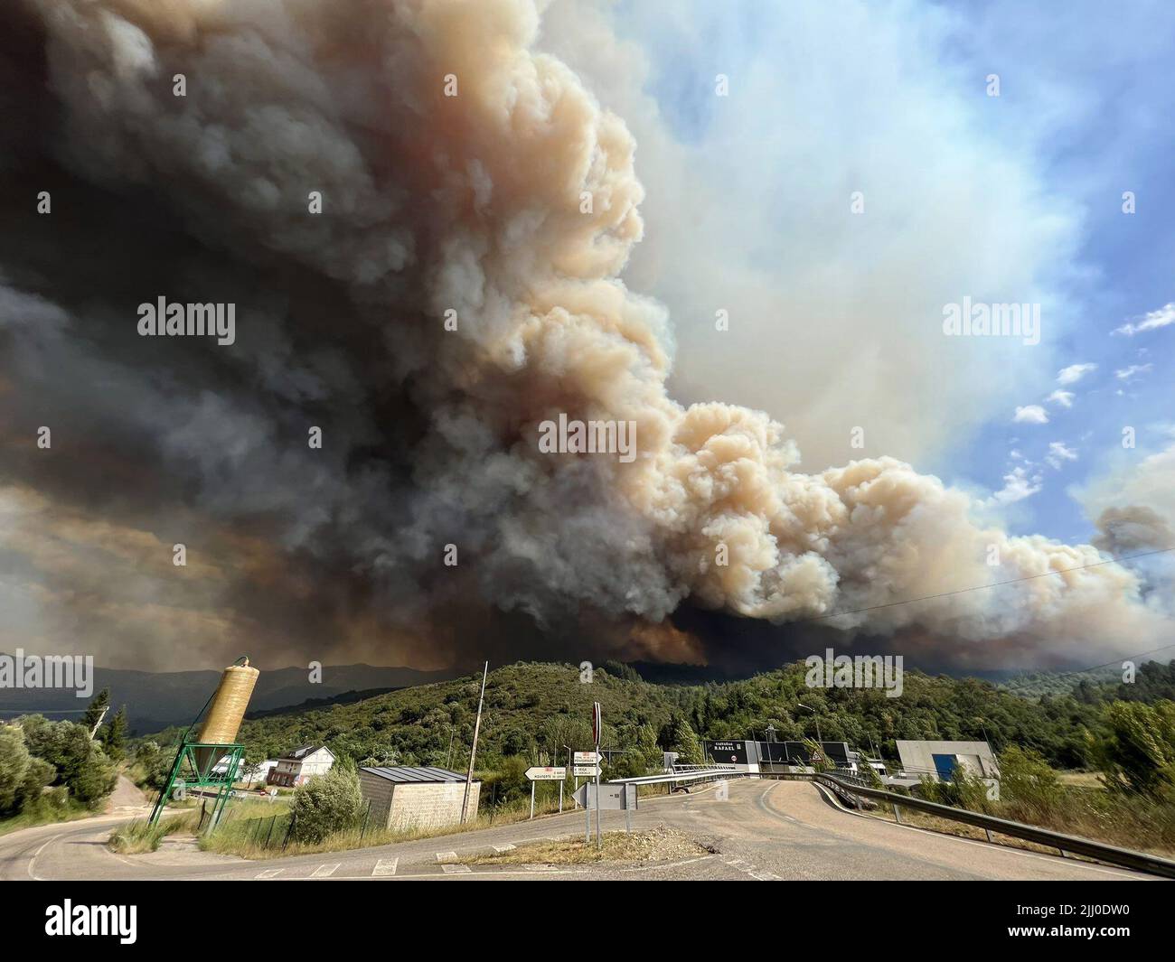 (220721) -- EL BARCO DE VALDEORRAS (SPAGNA), 21 luglio 2022 (Xinhua) -- Foto scattata il 20 luglio 2022 mostra fumo causato da un incendio selvatico che si innalza a El Barco de Valdeorras, Galizia, Spagna. In Spagna, l'ondata di caldo ha portato il rischio di incendi boschivi a livelli 'estremi' e 'molto alti' in quasi tutte le parti del paese. La Spagna ha subito oltre 250 incendi boschivi nel 2022, che hanno bruciato oltre 90.000 ettari di terreno, superando le perdite registrate nel 2021. (Junta de Galizia/Handout via Xinhua) Foto Stock