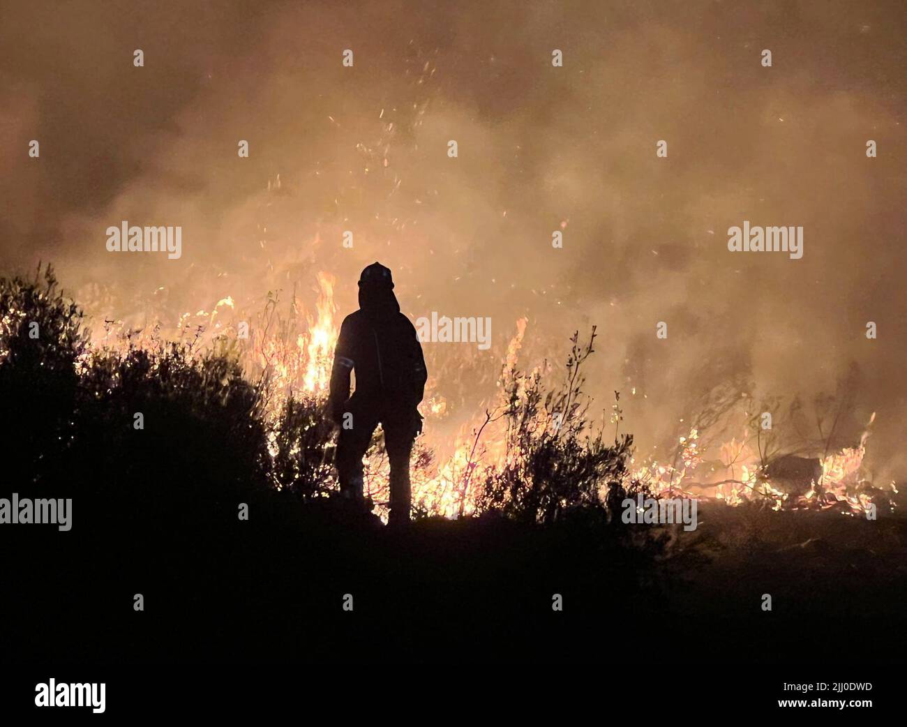(220721) -- CEBREROS (SPAGNA), 21 luglio 2022 (Xinhua) -- Un vigile del fuoco batte un fuoco selvaggio a Cebreros, Castilla y Leon, Spagna, il 20 luglio 2022. In Spagna, l'ondata di caldo ha portato il rischio di incendi boschivi a livelli 'estremi' e 'molto alti' in quasi tutte le parti del paese. La Spagna ha subito oltre 250 incendi boschivi nel 2022, che hanno bruciato oltre 90.000 ettari di terreno, superando le perdite registrate nel 2021. (Junta de Castilla y Leon/Handout via Xinhua) Foto Stock