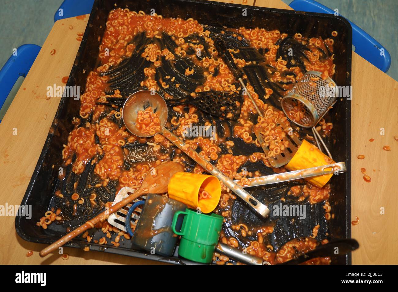 Heinz Spaghetti Hoops è usato in una scuola materna per sudicia, gioco sensoriale, East Sussex, Regno Unito. Foto Stock