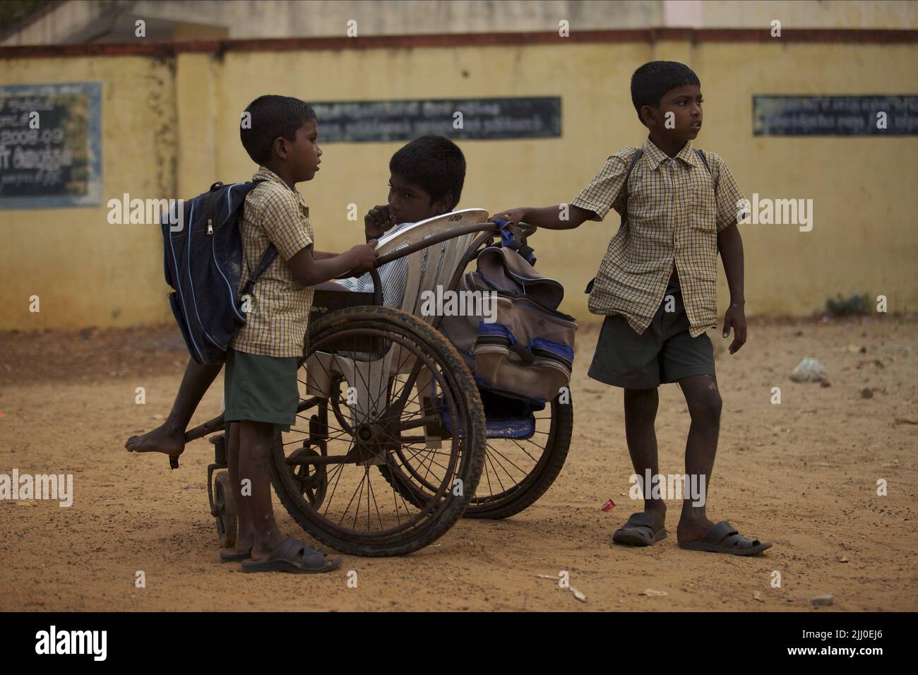 BAMBINI IN INDIA, SULLA STRADA PER LA SCUOLA, 2013 Foto Stock