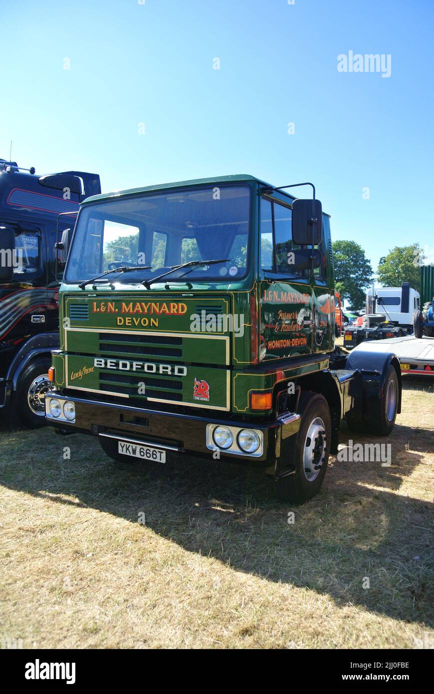 Un Bedford TM del 1978 parcheggiato in mostra al 47th Historic Vehicle Gathering Classic Car Show, Powderham, Devon, Inghilterra, Regno Unito. Foto Stock