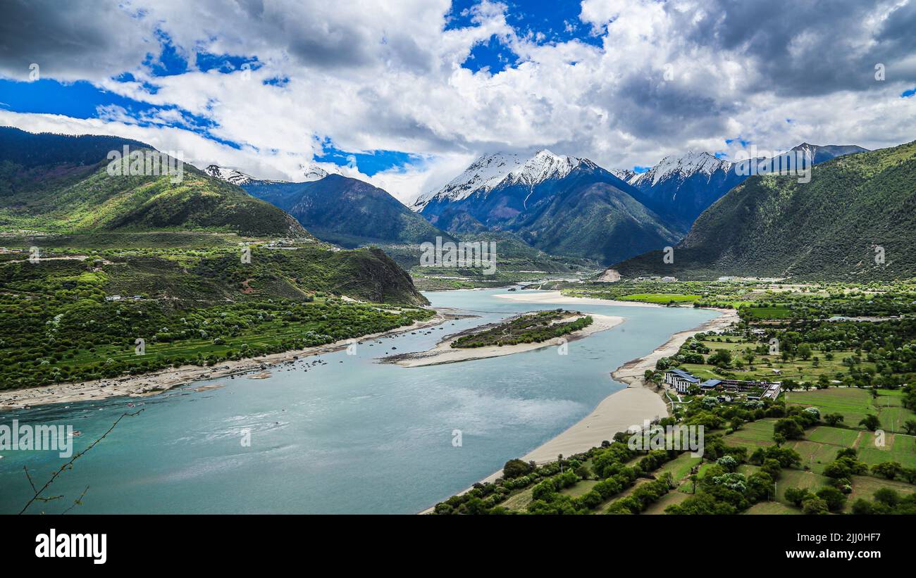 Una splendida vista sul fiume Yarlung Zangbo in Tibet con montagne sullo sfondo Foto Stock