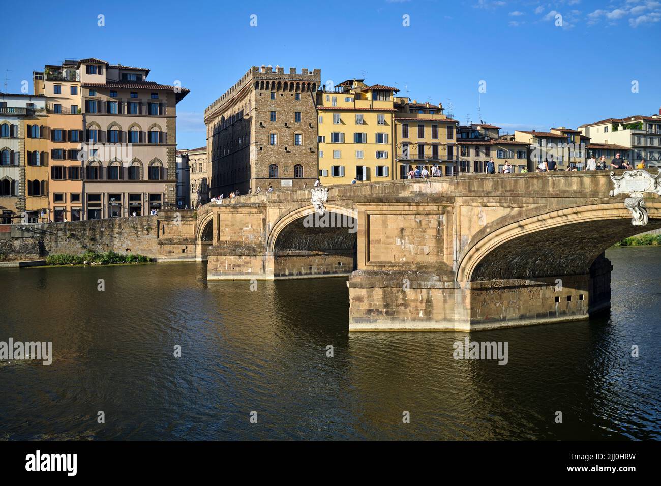 Ponte Santa Trinita e fiume Arno a Firenze Foto Stock