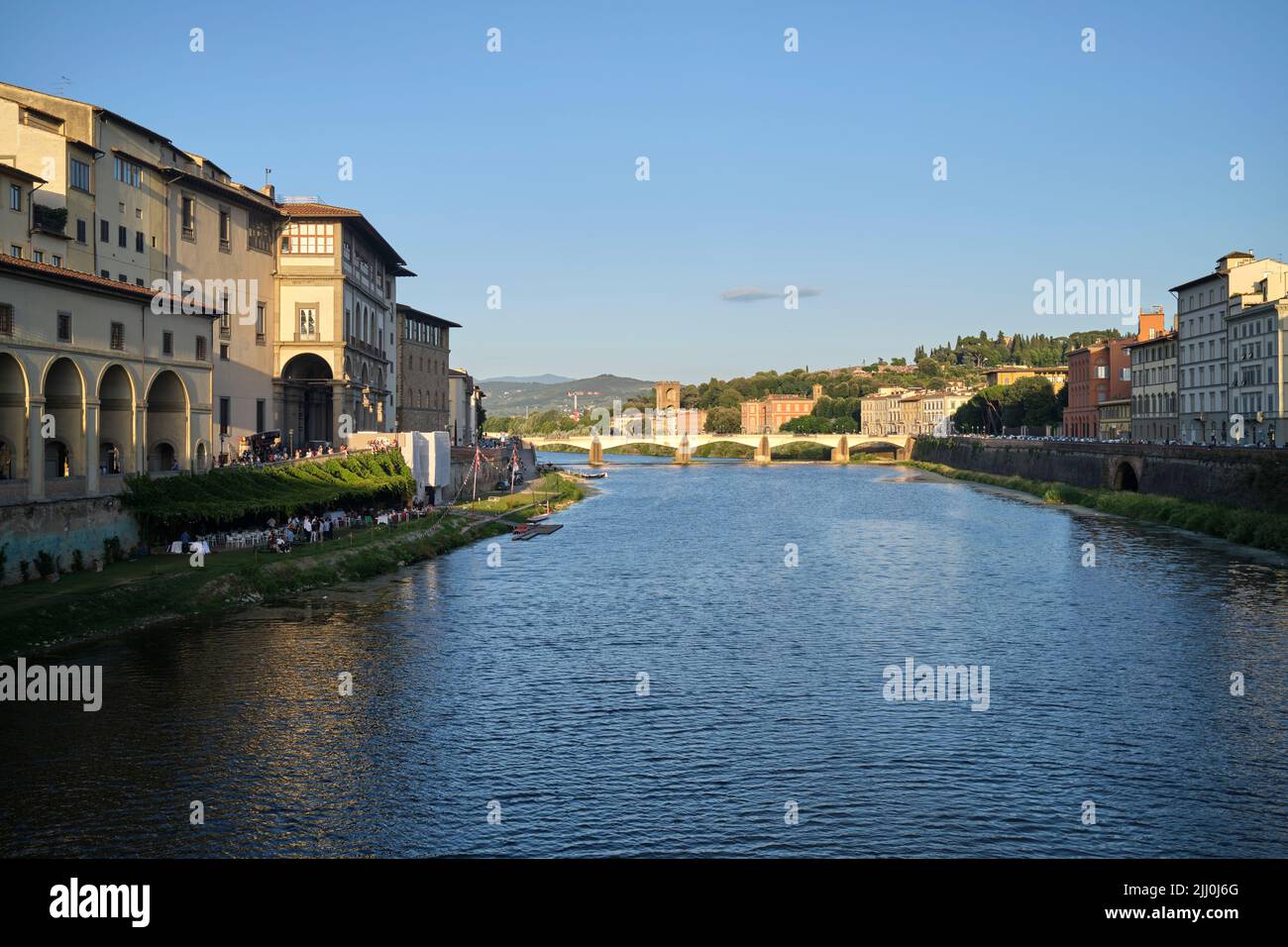 Vista a nord da Ponte Vecchio lungo l'Arno con Ponte alle grazie nella didattica Firenze Italia Foto Stock