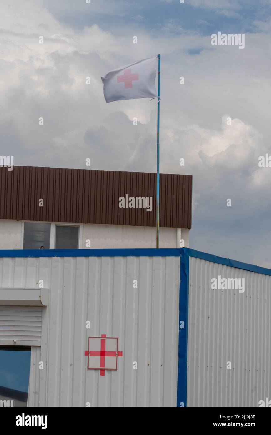 RUSSIA, MOSCA - 26 GIU 2022: Bandiera piazza battenti croce svizzera rosso ambasciata noi posta, concetto affrancatura ferito da hobby da stampato speciale Foto Stock