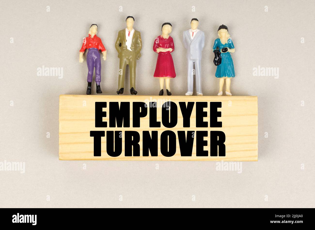 Concetto aziendale. Sul blocco con l'iscrizione - turnover dipendente, ci sono figure miniaturizzate di persone. Foto Stock