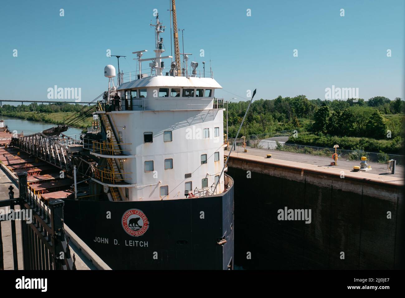 nave da carico che entra in un blocco nel canale welland Foto Stock